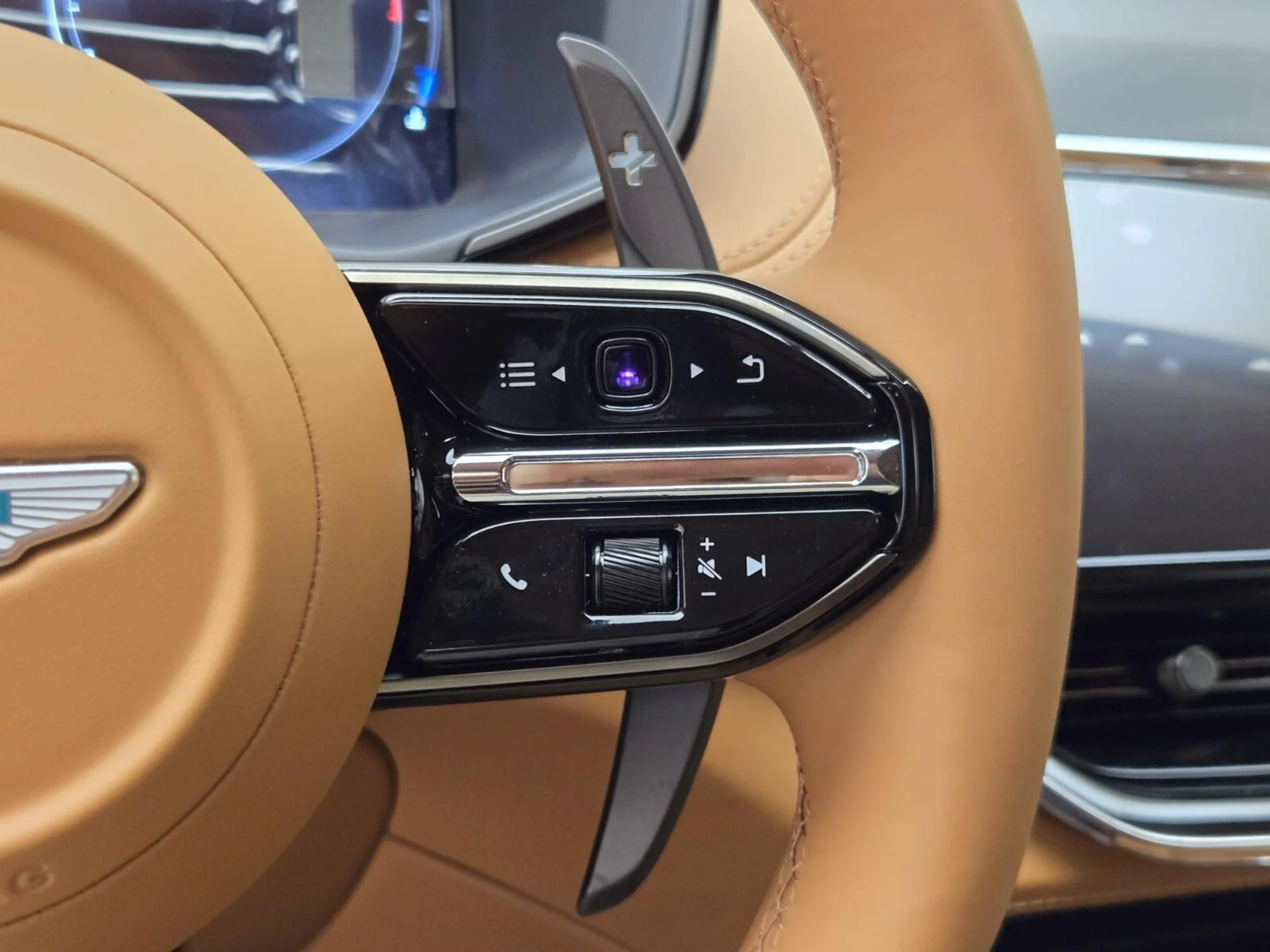mph037_3305343179_New_2026_Aston_Martin_DBX_707_1761371622_2bfe330ecf
