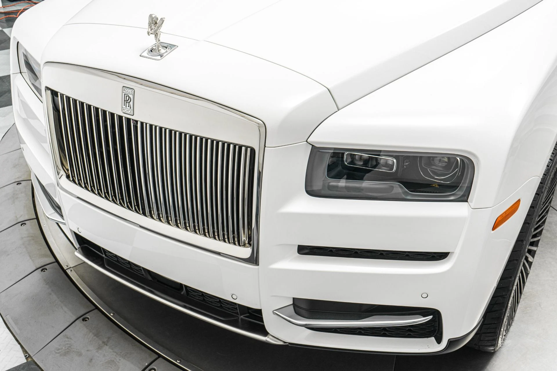 mph037_3322995756_Used_2020_Rolls_Royce_Cullinan_Polished_22_Wheels_Rear_Theatre_Configuration_Rolls_Royce_Bespoke_Audio_1771596522_f9b3b727e2