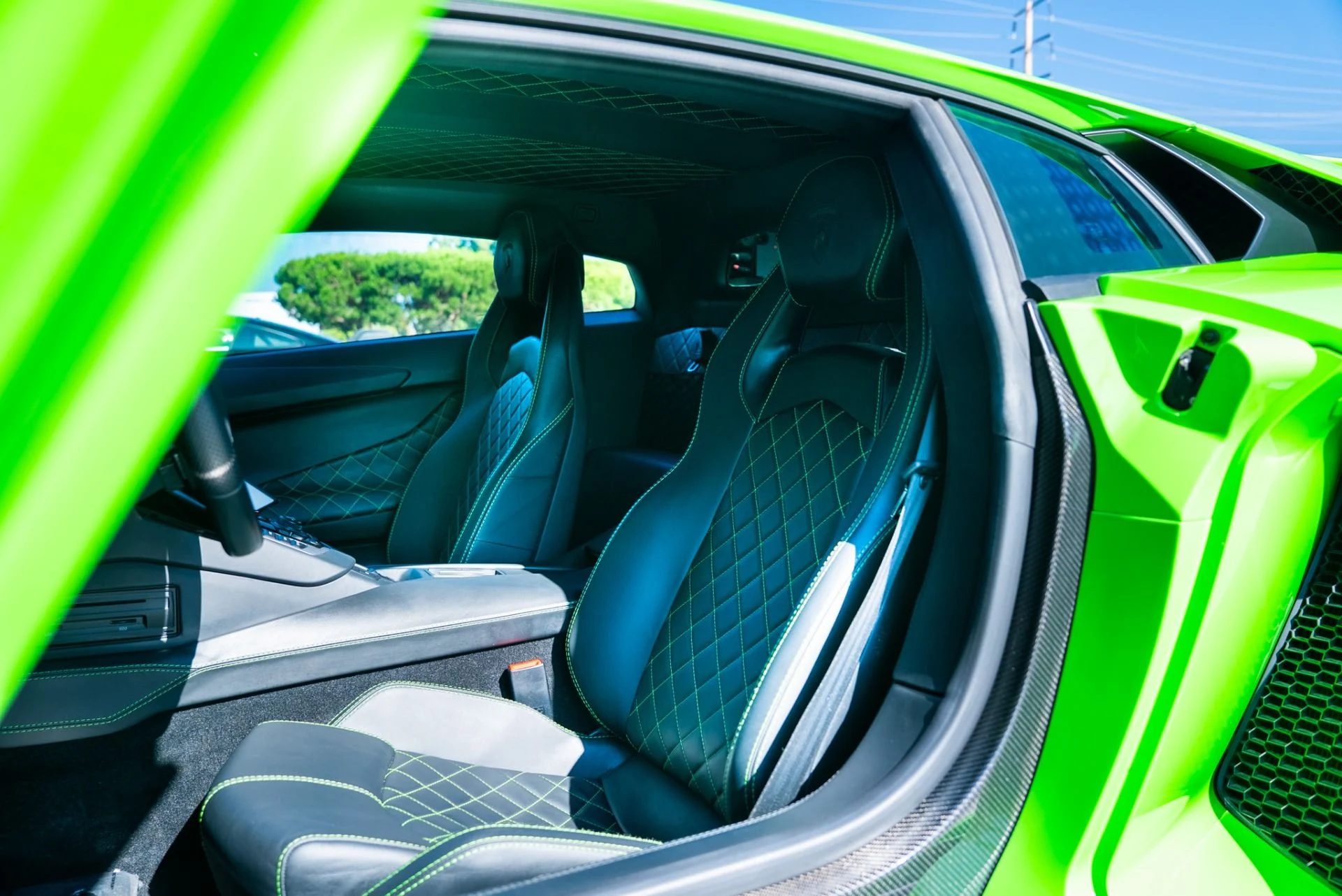 mph037_3344491542_Used_2018_Lamborghini_Aventador_LP_740_4_S_1762289338_b30c5b1313