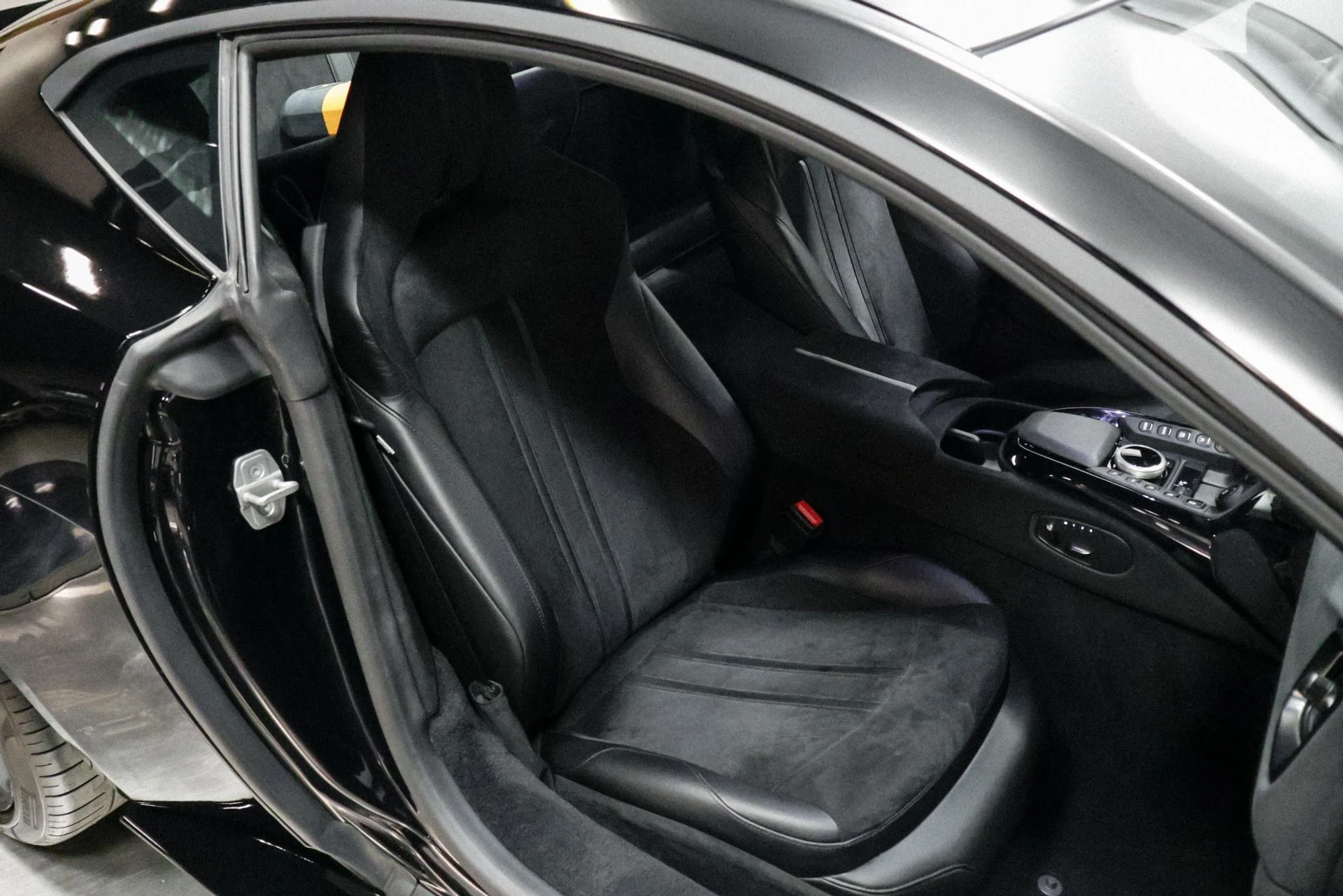 mph037_3373201875_Used_2019_Aston_Martin_Vantage_1760536452_88f2f889ae