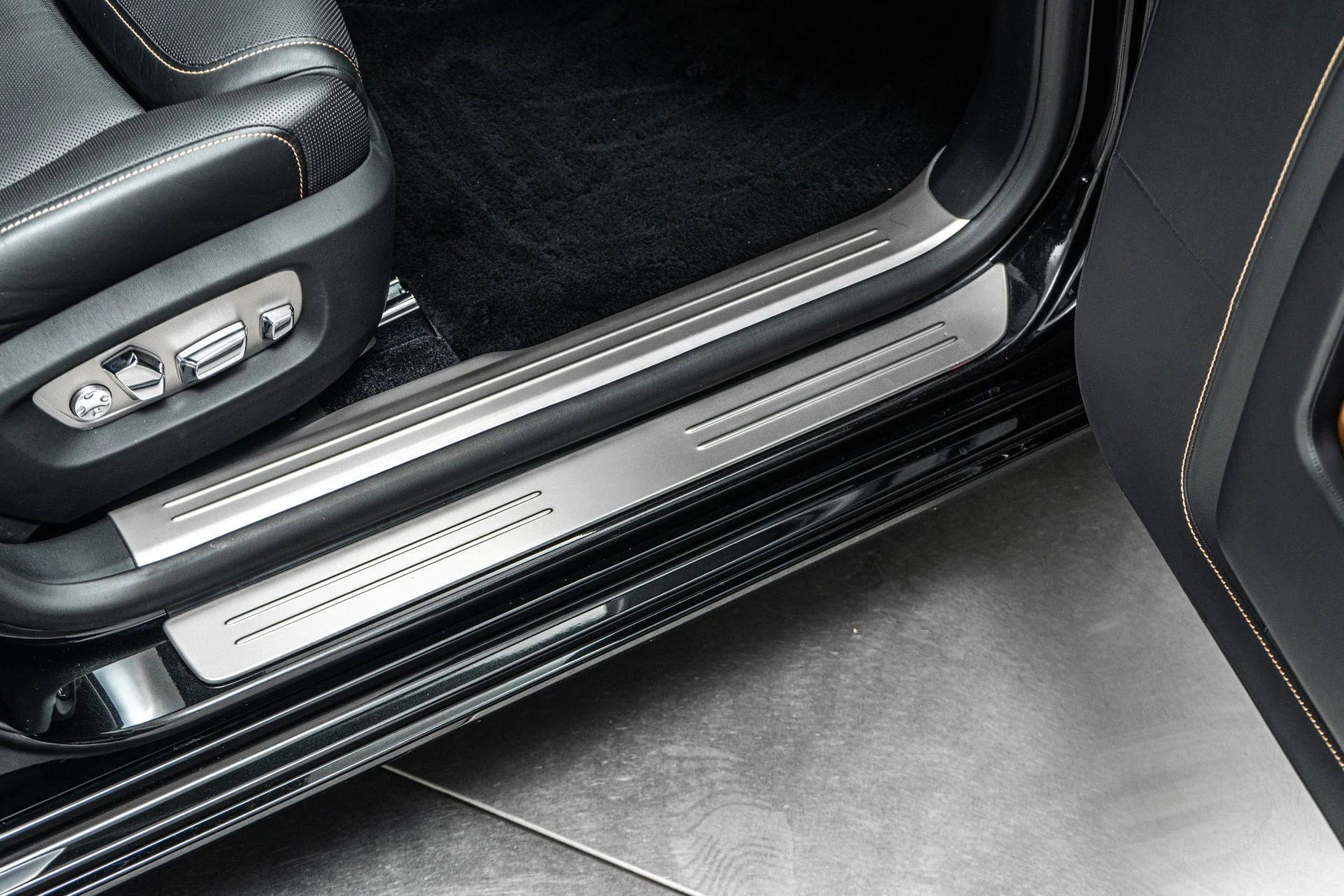 mph037_3390_Used_2017_Rolls_Royce_Ghost_Extended_Wheelbase_393_K_MSRP_Two_Tone_Paint_Rear_Chiller_1774531377_9fc9cc8017