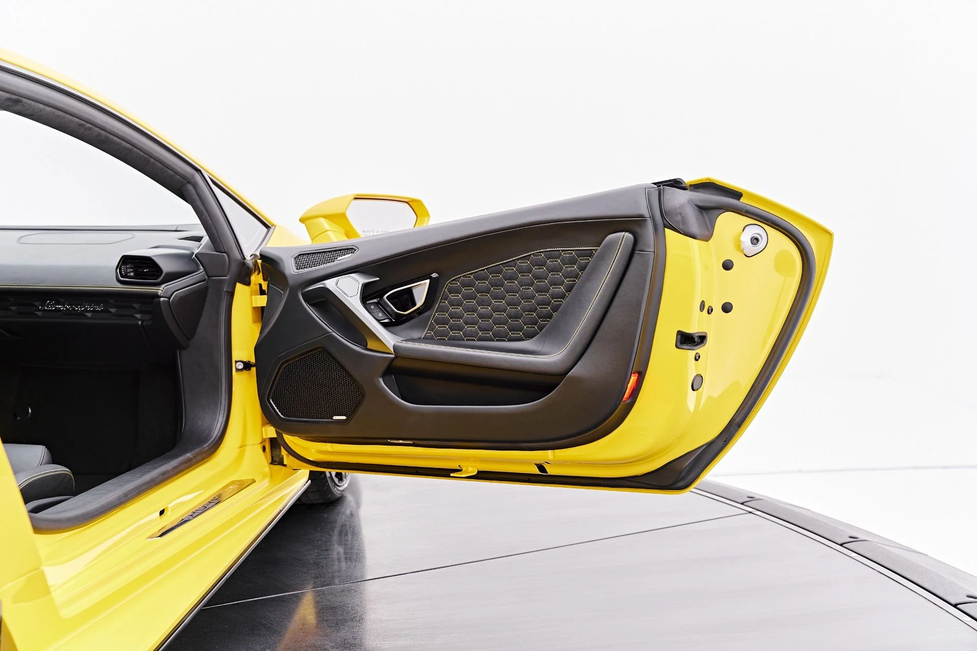 mph037_3422908549_Used_2022_Lamborghini_Huracan_EVO_Base_1787357855_fef942f94d