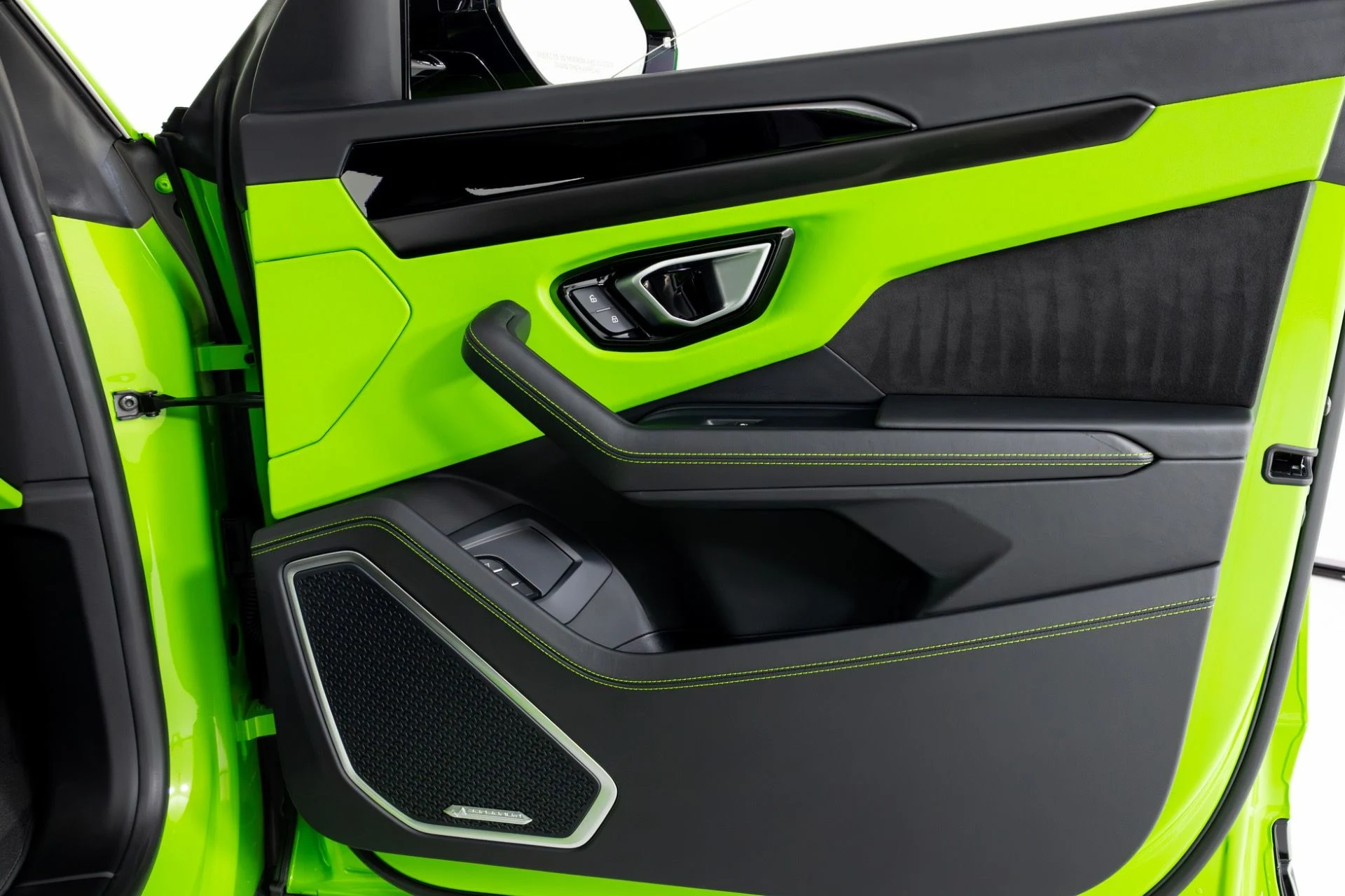 mph037_3489461338_Used_2023_Lamborghini_Urus_S_1769555052_9154e87cd2