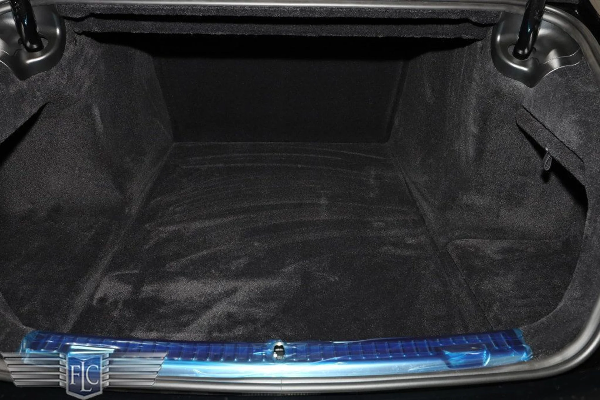 mph037_3491724746_used_2025_rolls_royce_phantom_sedan_9689_22959551_38_1024_cd2d093869