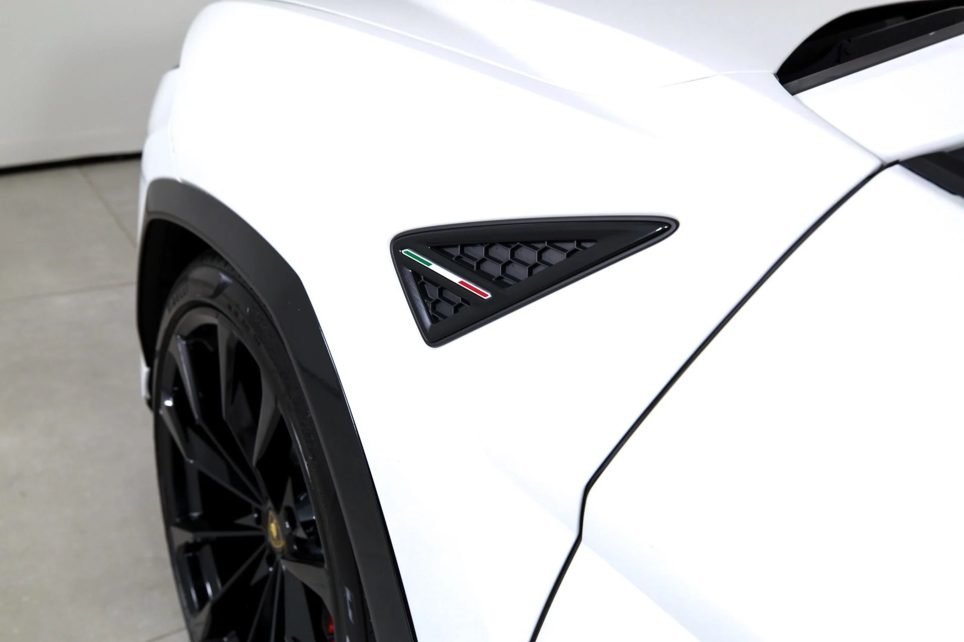 mph037_3540516267_Used_2019_Lamborghini_Urus_1760976119_cf45596edf