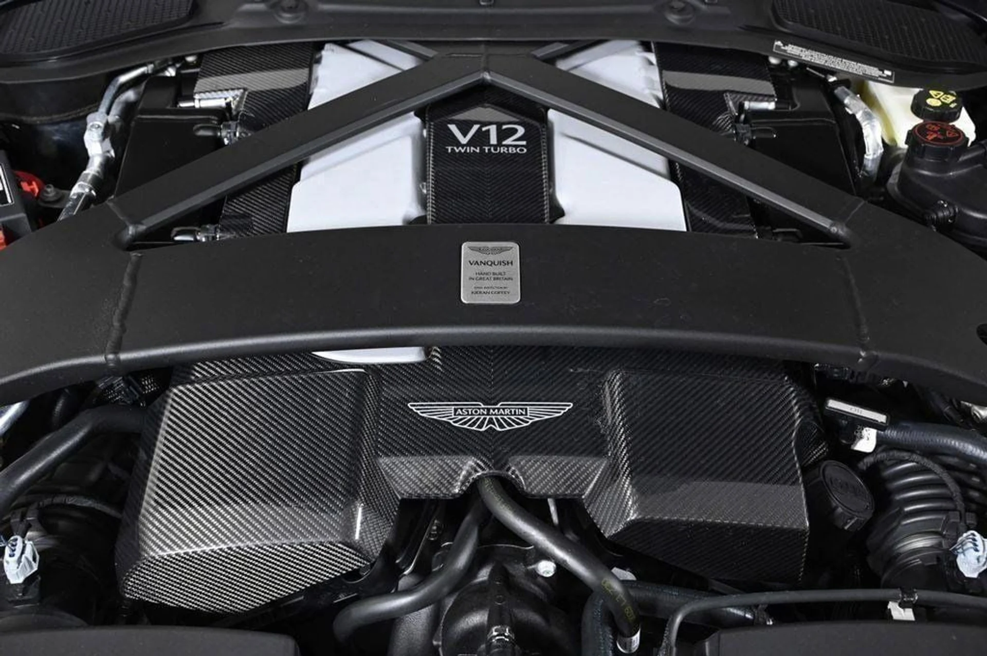 mph037_3551992740_new_2025_aston_martin_vanquish_coupe_11350_22854857_37_1024_45cf2f5ab7
