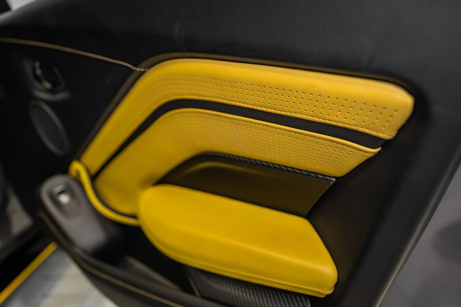 mph037_3564713516_Used_2019_Aston_Martin_Vantage_1765989078_694bc36aac