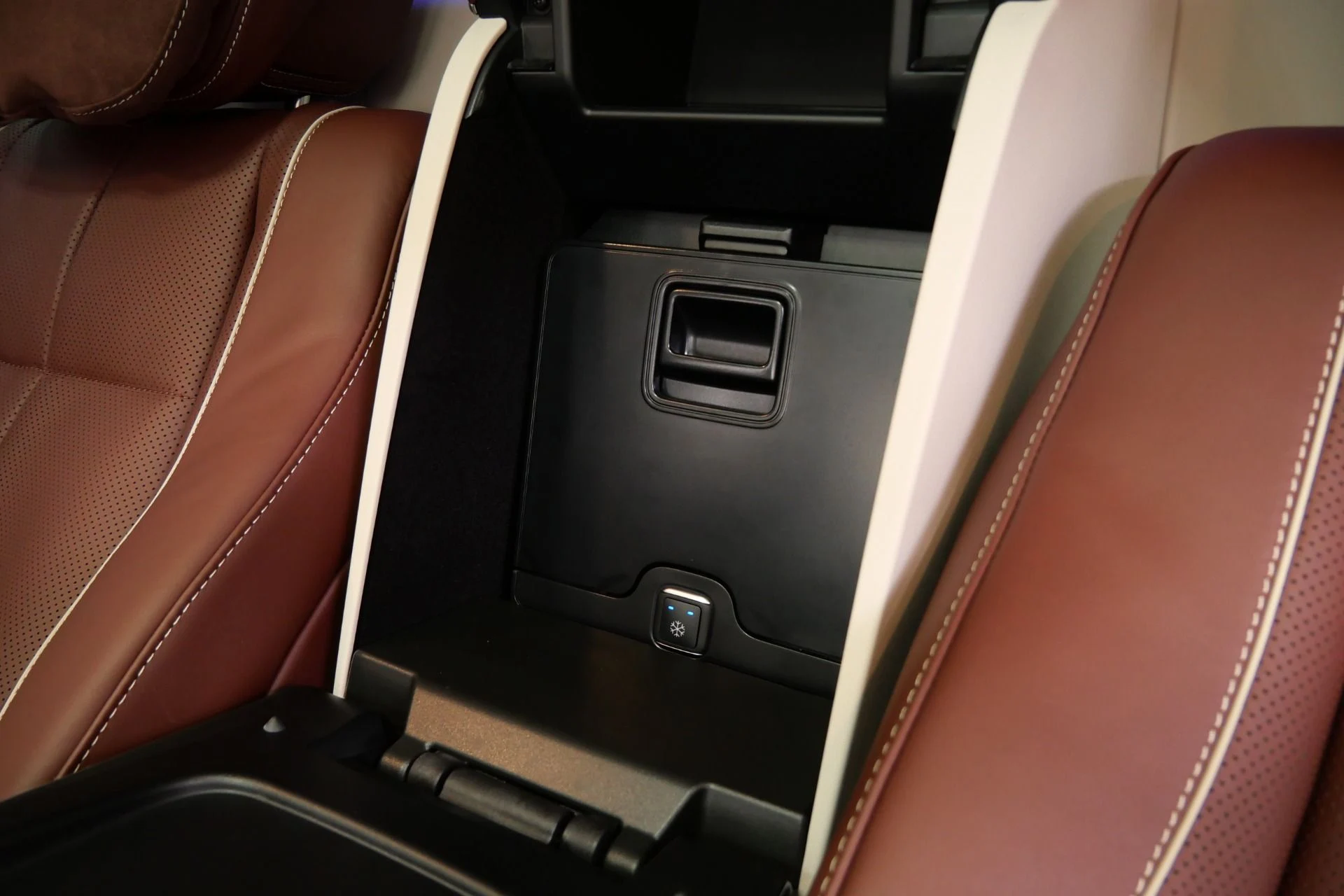 mph037_3601788435_Used_2022_Mercedes_Benz_Maybach_GLS_600_4_MATIC_Beautiful_Colors_Four_Seat_Configuration_Walnut_Trim_1776795080_9501ba75d6