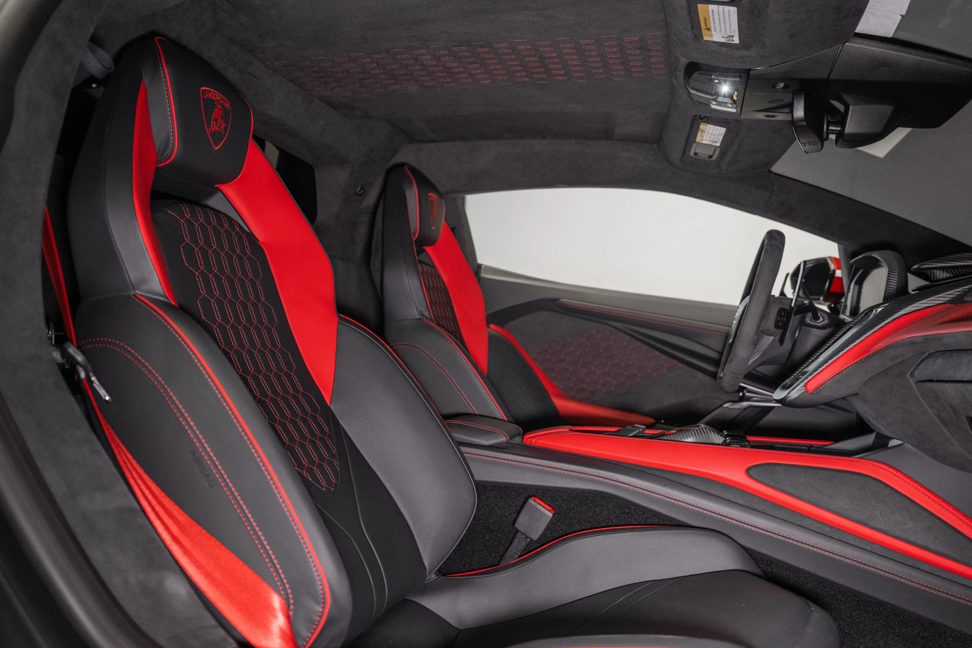 mph037_3608259835_Used_2024_Lamborghini_Revuelto_1755181683_9c81fa453b