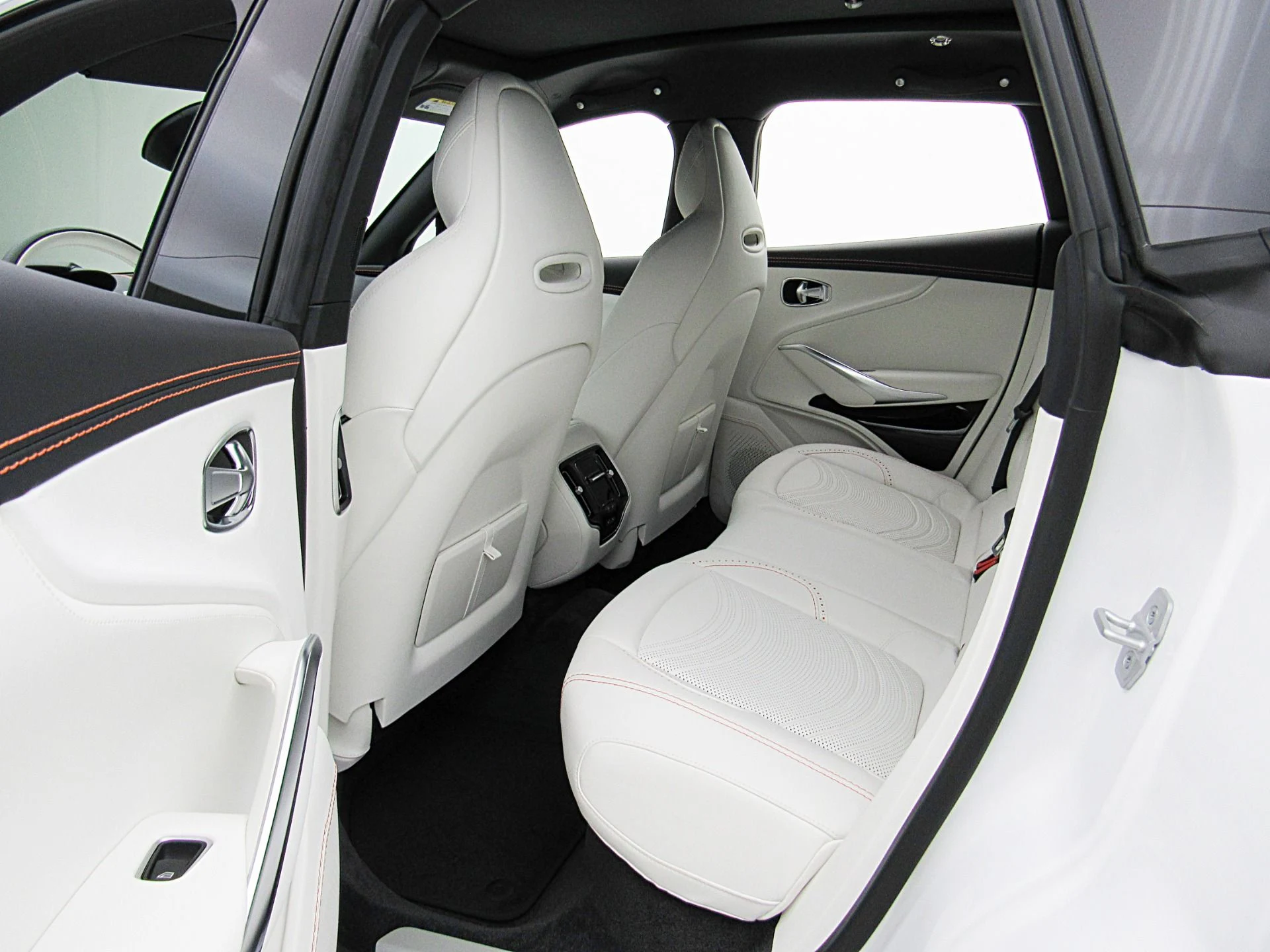 mph037_3675442391_Used_2023_Aston_Martin_DBX_707_a2593b1f2a