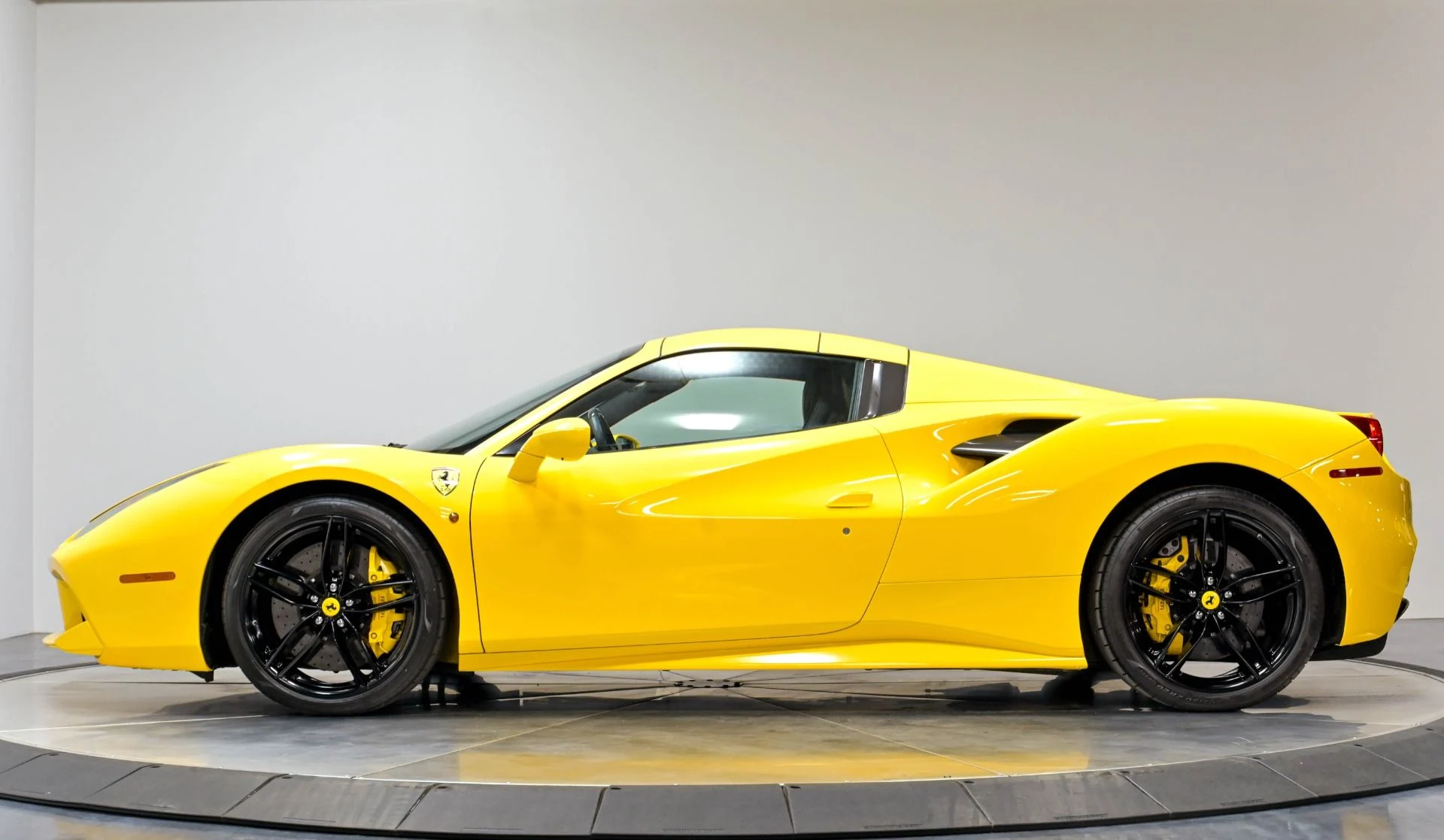 mph037_3693285583_Used_2017_Ferrari_488_Spider_1782250763_9dabfcd40c