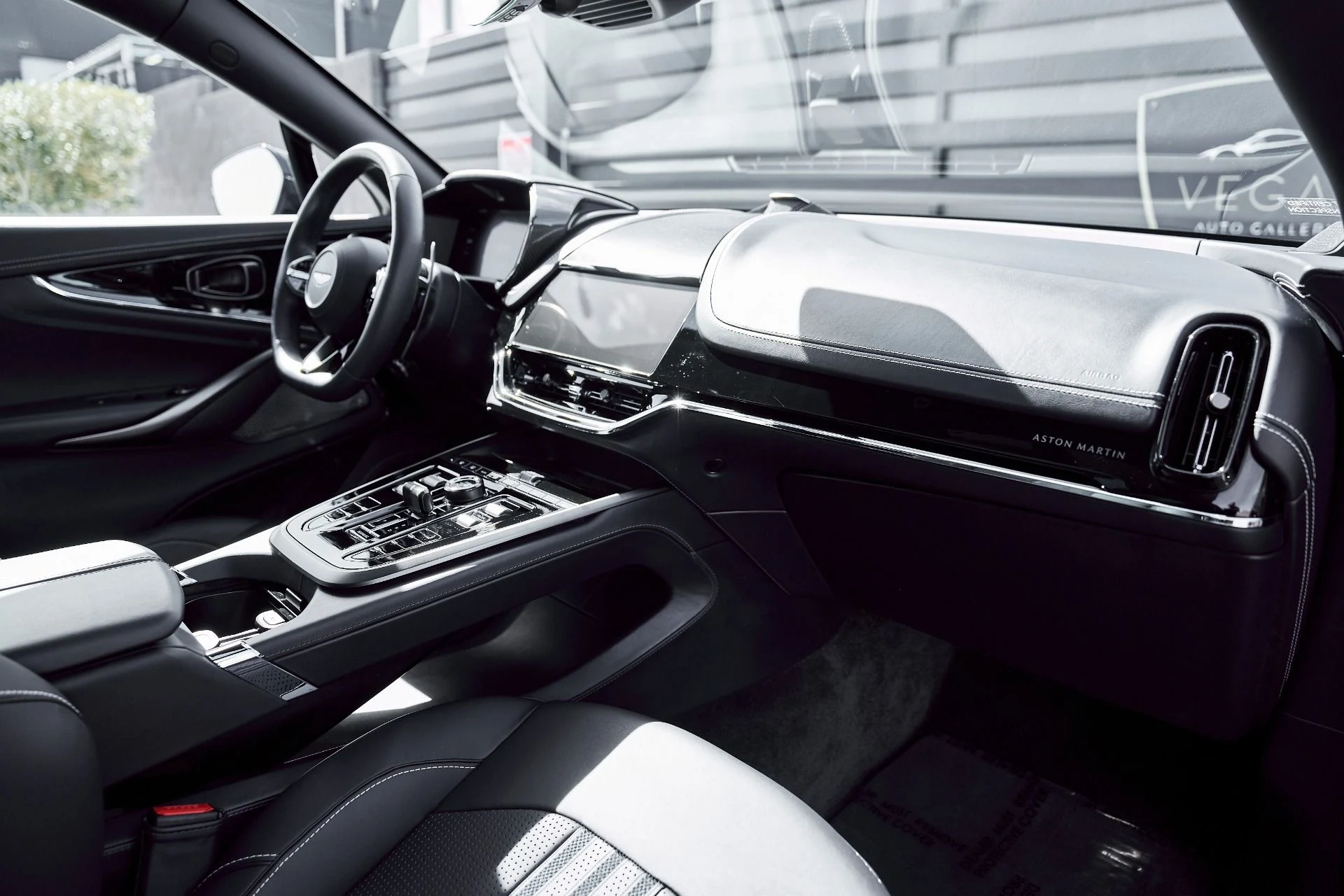 mph037_3697163928_Used_2025_Aston_Martin_DBX_707_1771642285_499bb156a5