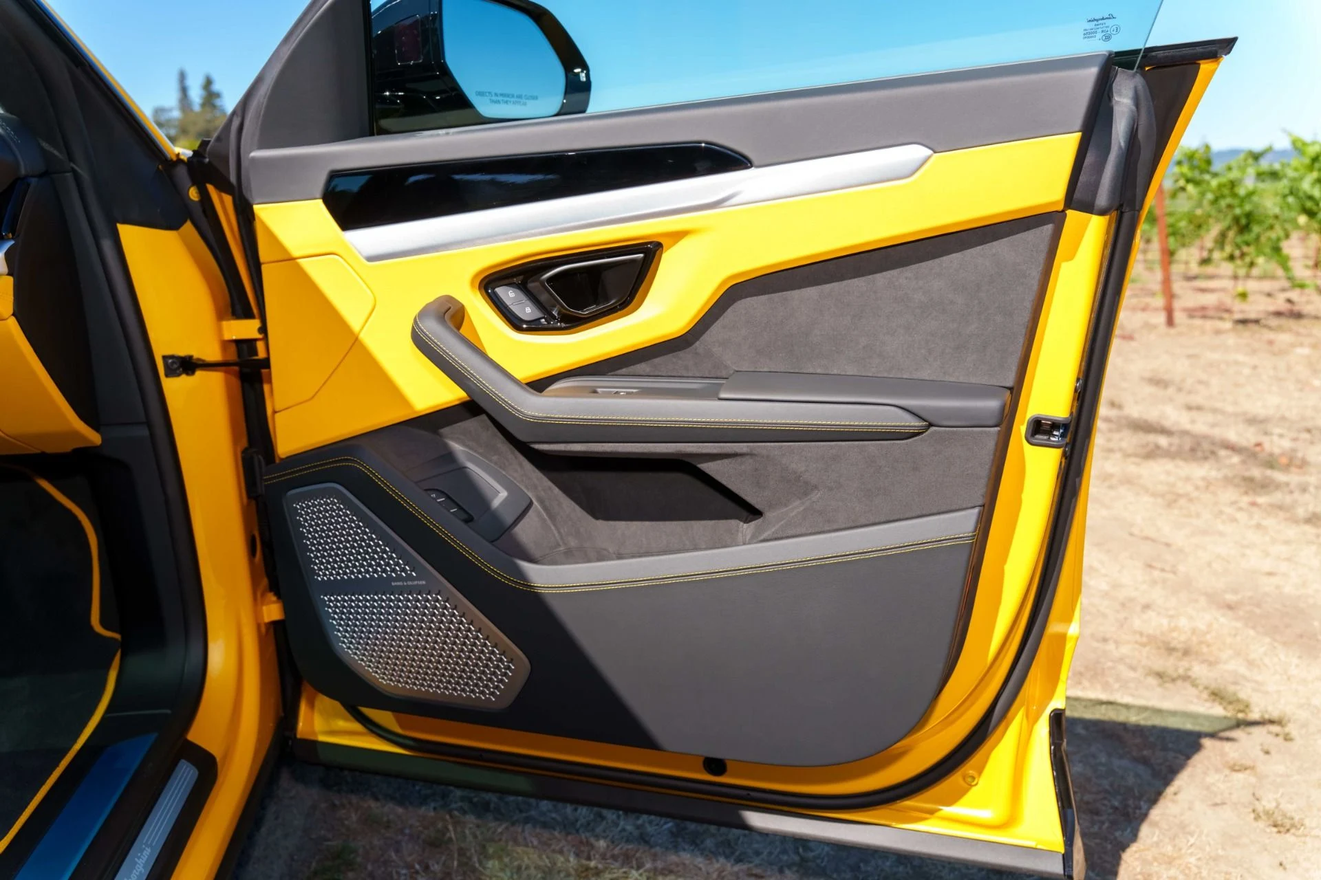 mph037_3698928841_Used_2025_Lamborghini_Urus_SE_1759793247_a25a0e233a