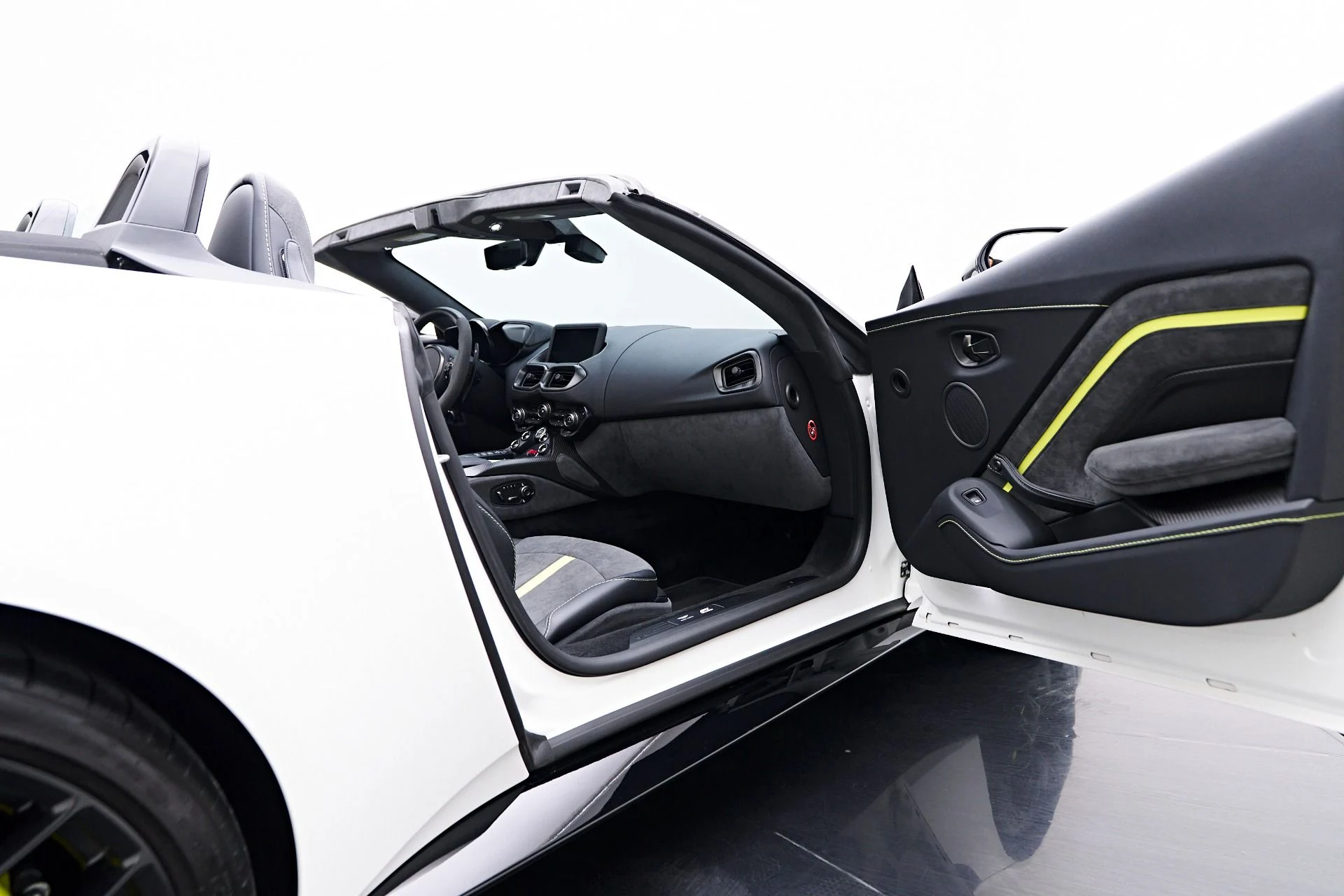 mph037_3716923984_Used_2023_Aston_Martin_Vantage_F1_Edition_1754013179_a4b2c3ff5e