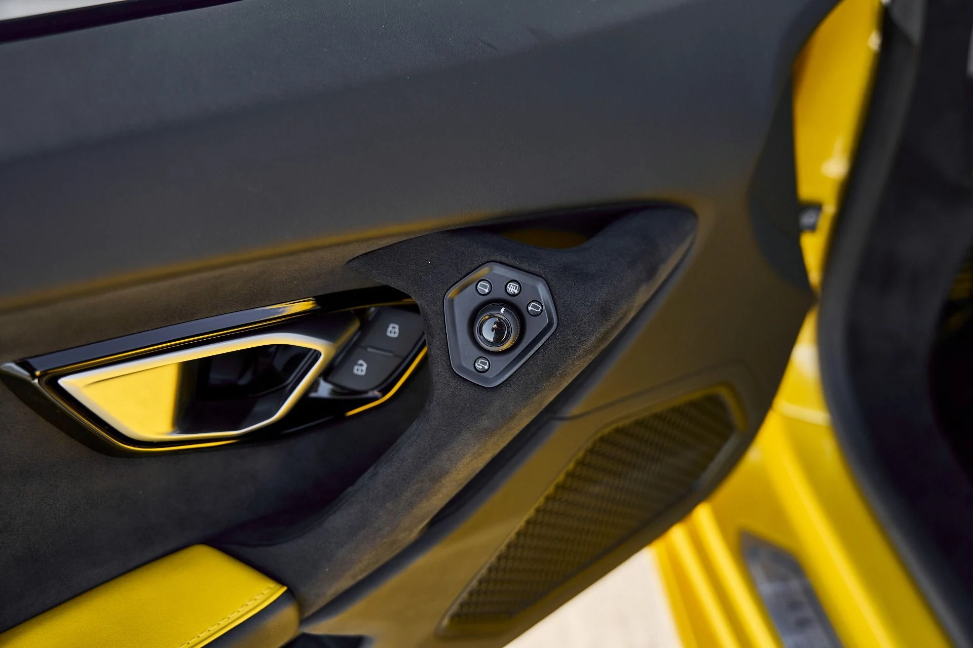 mph037_3733572280_Used_2023_Lamborghini_Huracan_Tecnica_1768616160_74bdc662b3