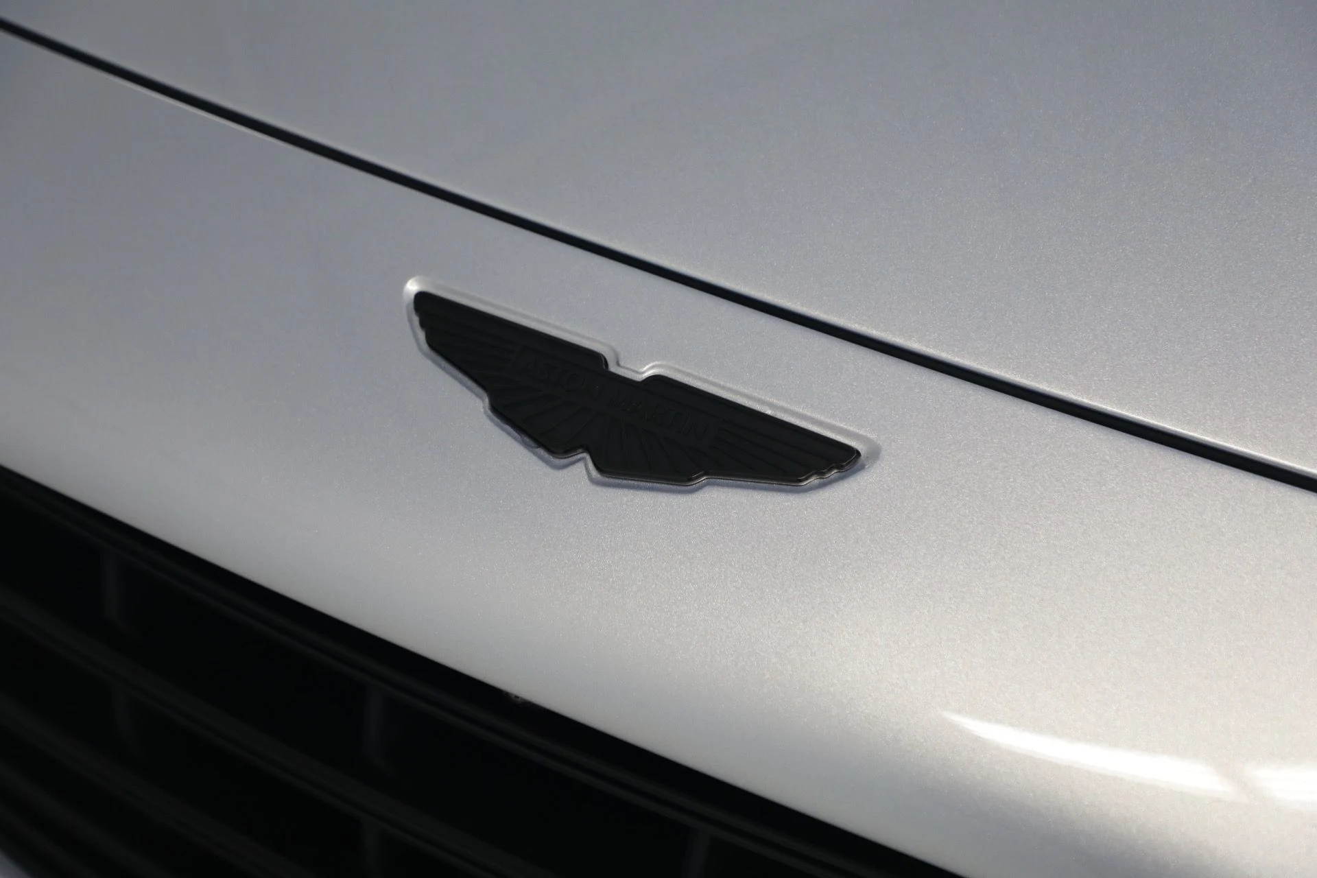 mph037_3737787802_New_2026_Aston_Martin_DBX_707_1767986614_6865370c8b