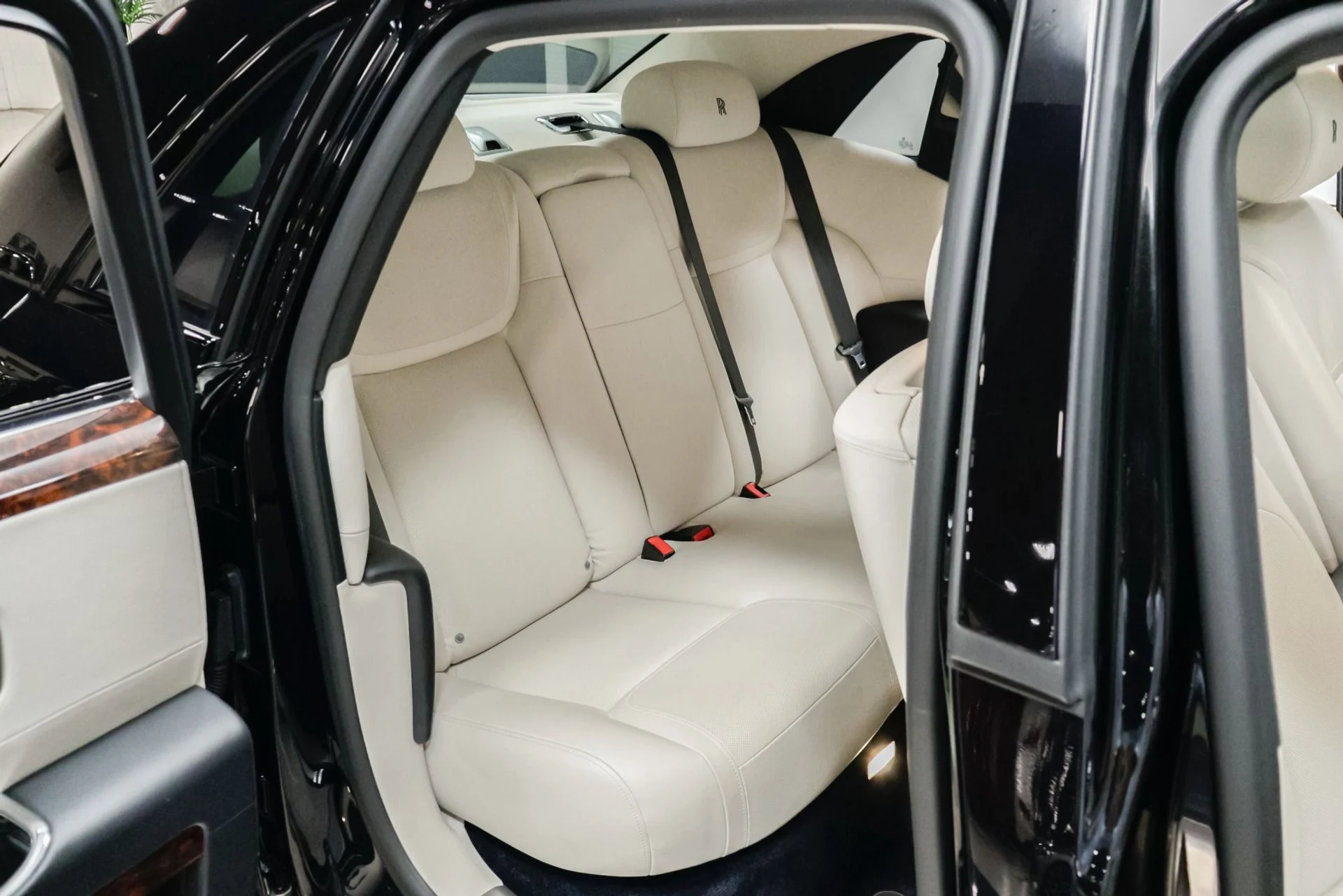 mph037_3744244614_Used_2015_Rolls_Royce_Ghost_Base_1760537897_326ba50c16