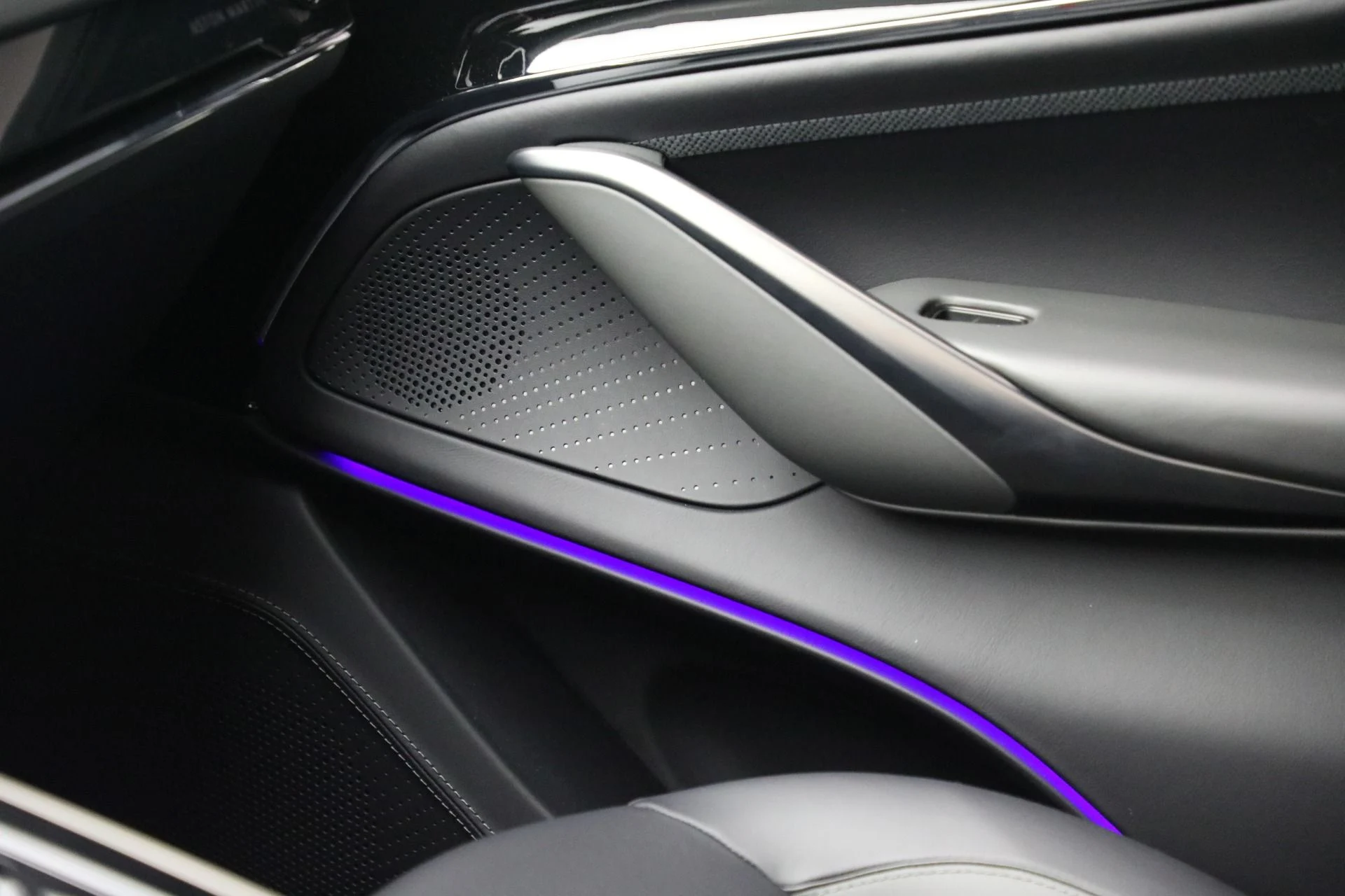 mph037_3762895327_New_2025_Aston_Martin_DBX_707_f9a90e3f99