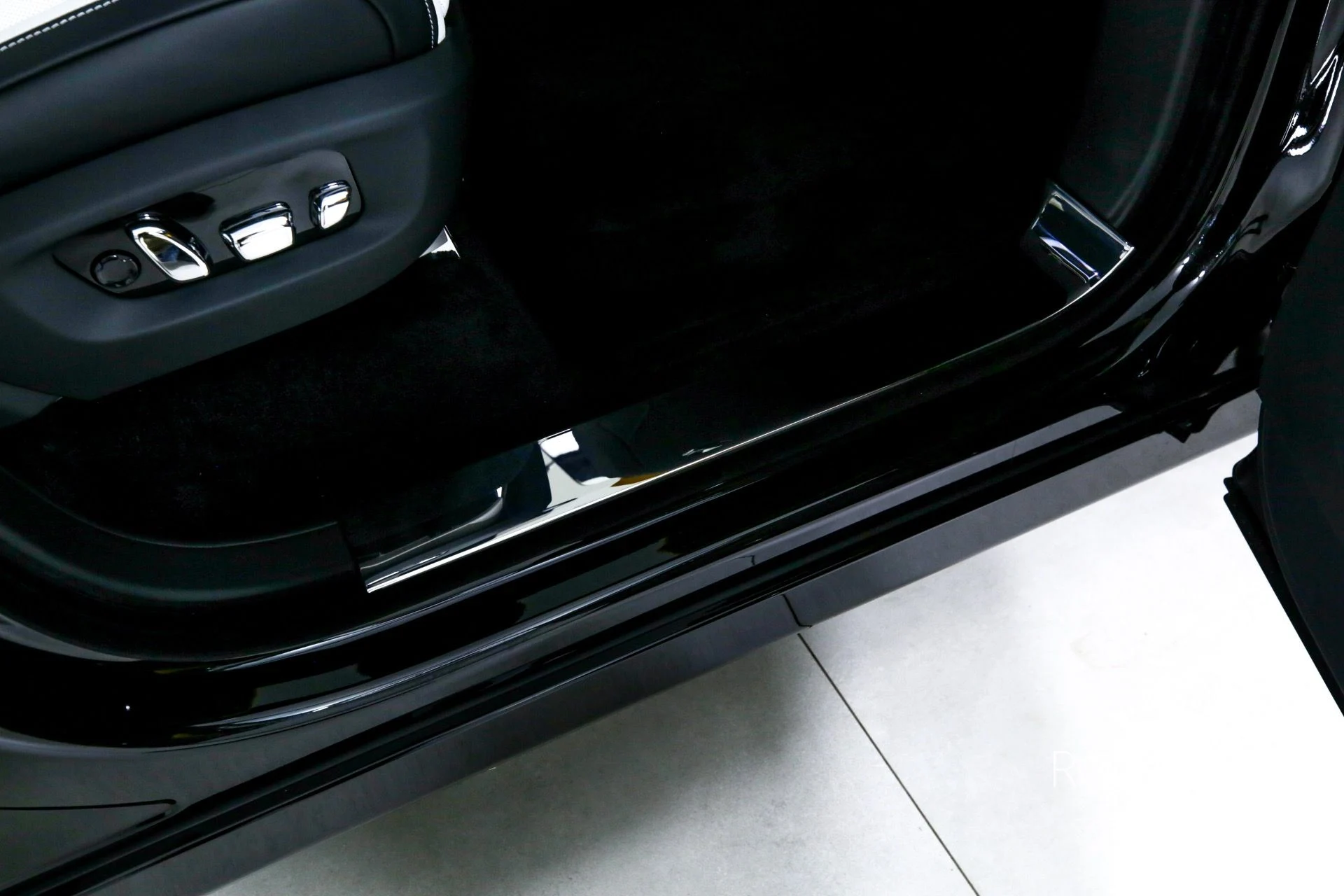 mph037_3776227115_Used_2025_Rolls_Royce_Cullinan_1746196138_786f7ba95f