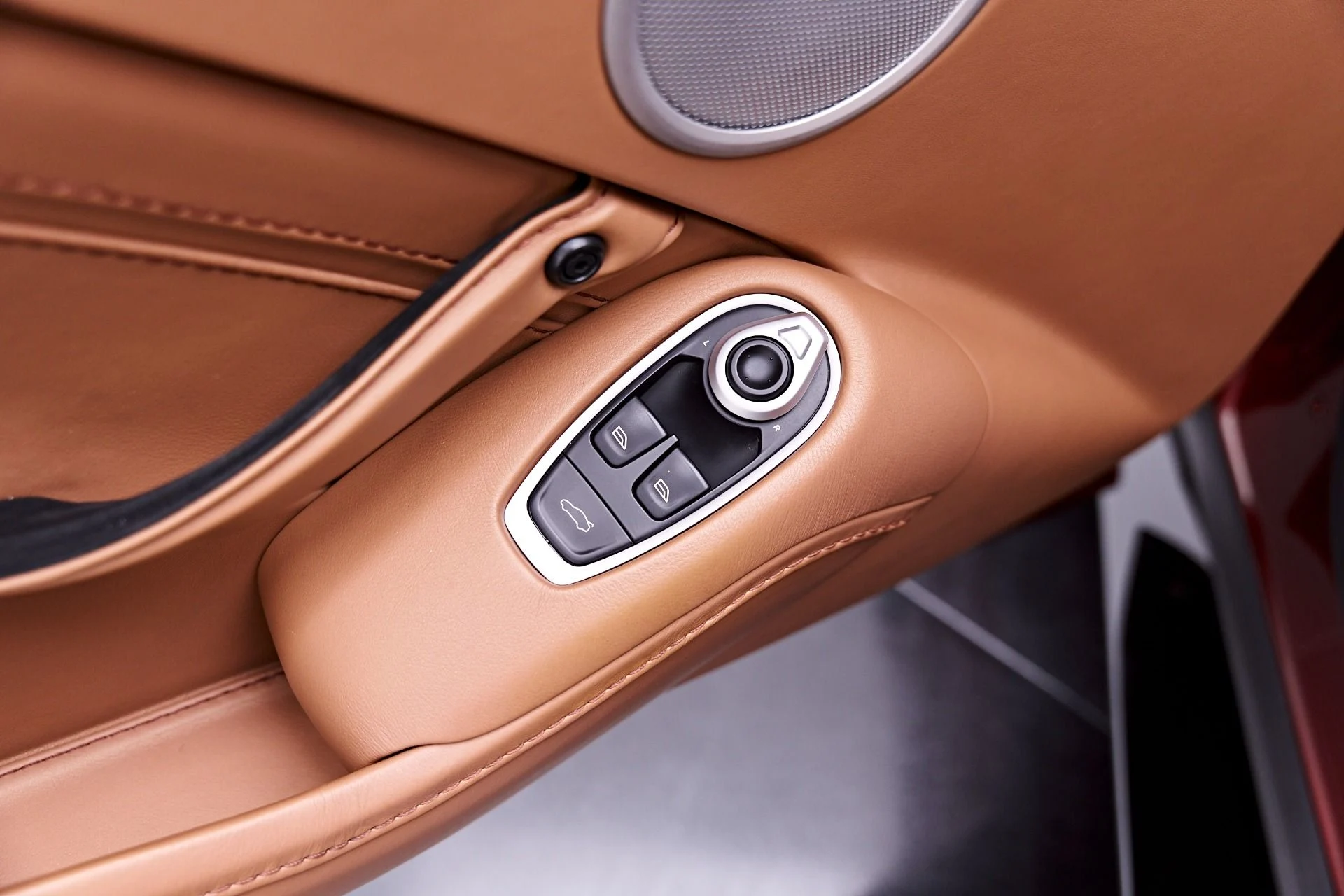 mph037_3894108100_Used_2020_Aston_Martin_Vantage_Base_1777504307_e47485b8a2