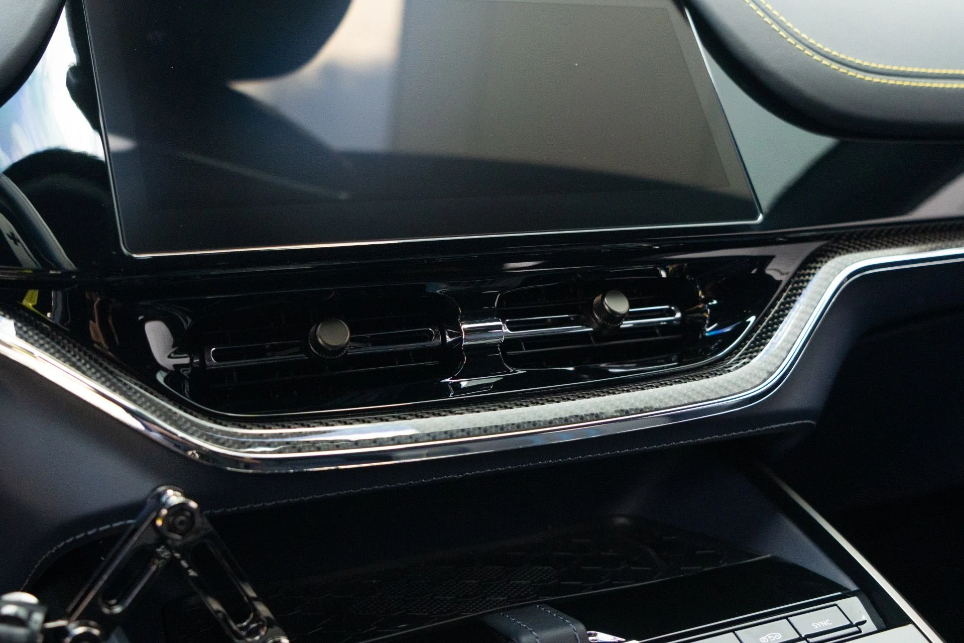 mph037_3900033096_Used_2025_Aston_Martin_DBX_707_1764700714_e828e4cb3b