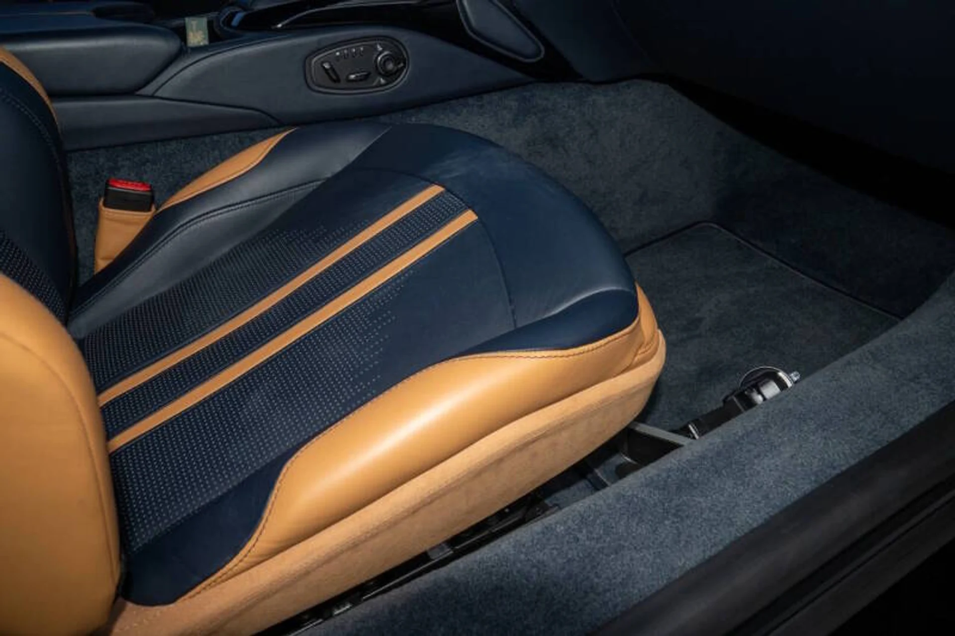 mph037_3907621713_2020_aston_martin_vantage_base_2dr_coupe_24aafe86c6