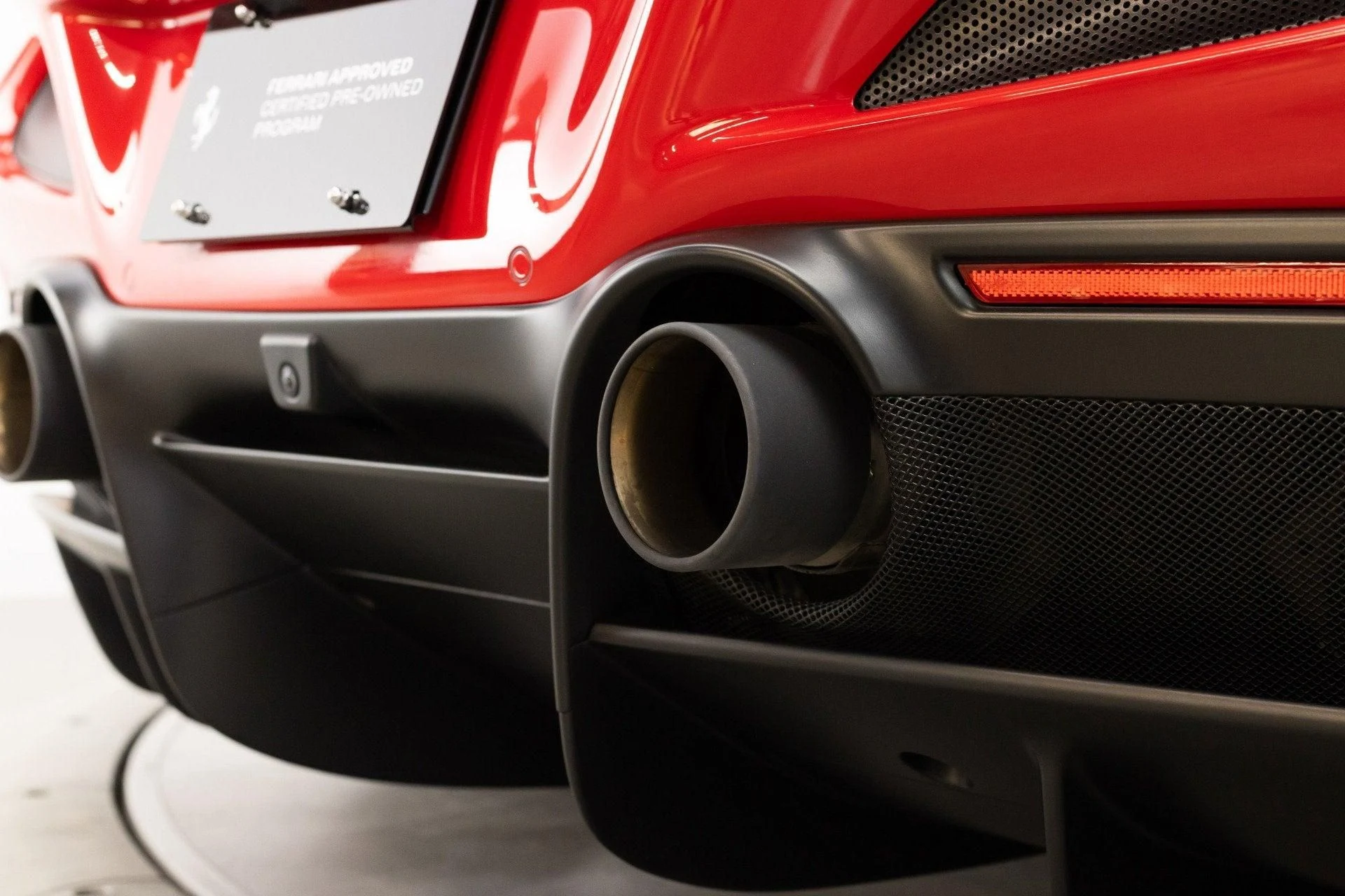 mph037_3933119574_Used_2020_Ferrari_F8_Tributo_1777367297_835444ebd7