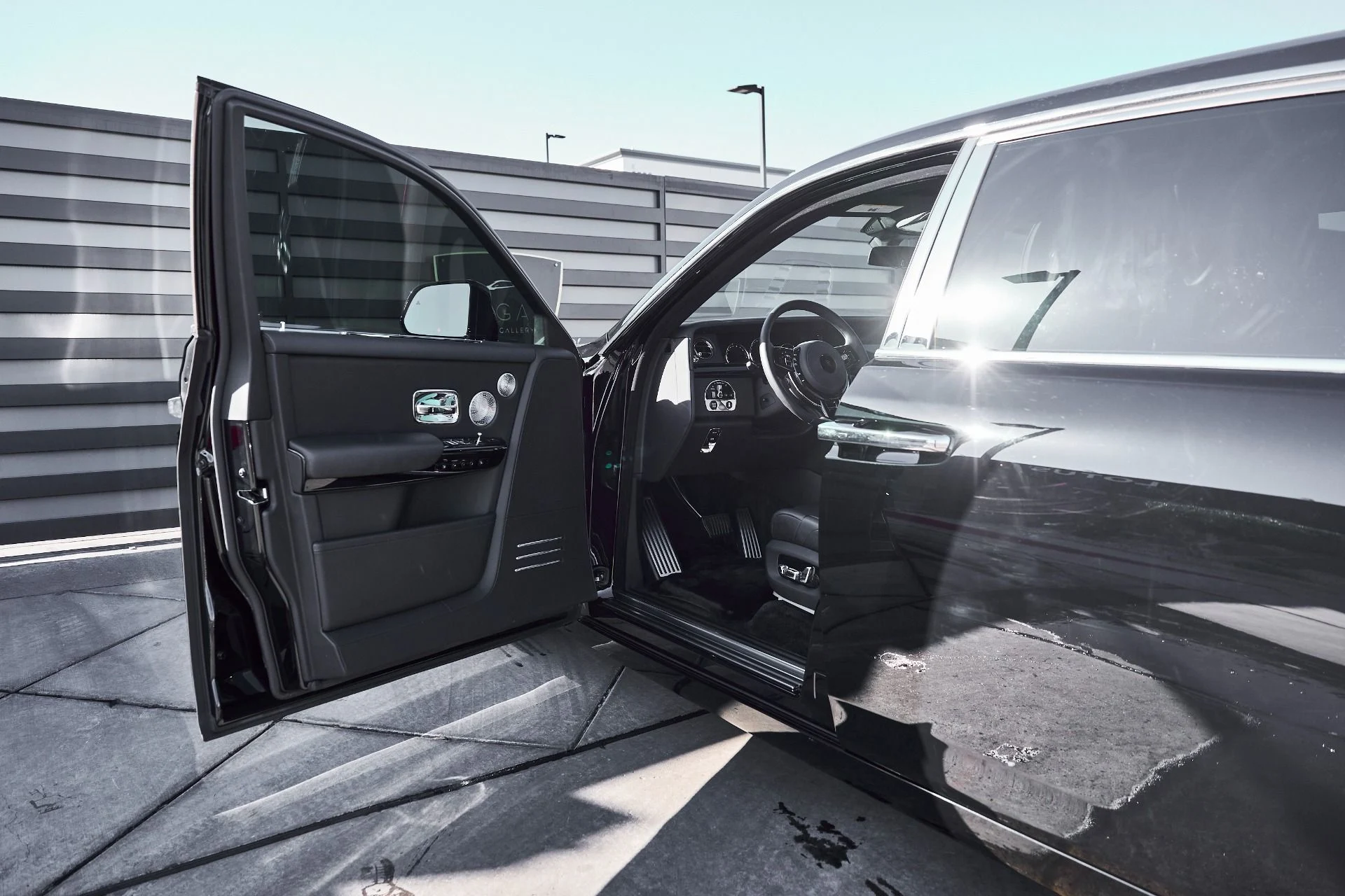 mph037_3955134208_Used_2024_Rolls_Royce_Phantom_Base_1770700092_0ec1b4008b