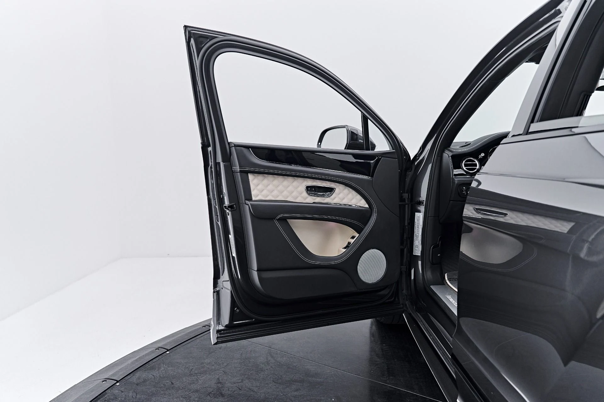 mph037_3961190261_Used_2022_Bentley_Bentayga_V8_1791935741_2d34dfa021