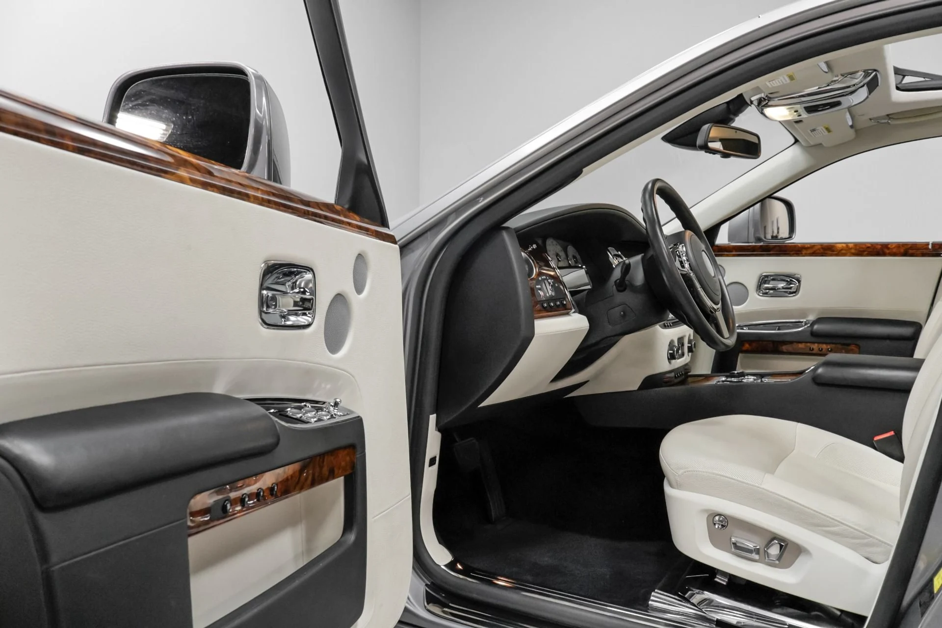 mph037_3966228133_Used_2010_Rolls_Royce_Ghost_1762979207_d3e0d6ee20