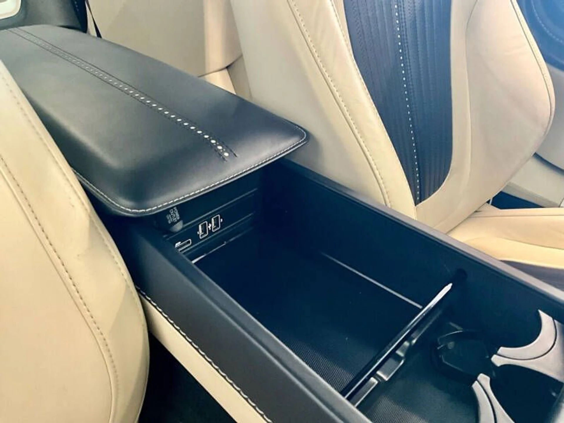 mph037_4001717531_2018_aston_martin_db11_v12_2dr_coupe_cf1eb3e7c9