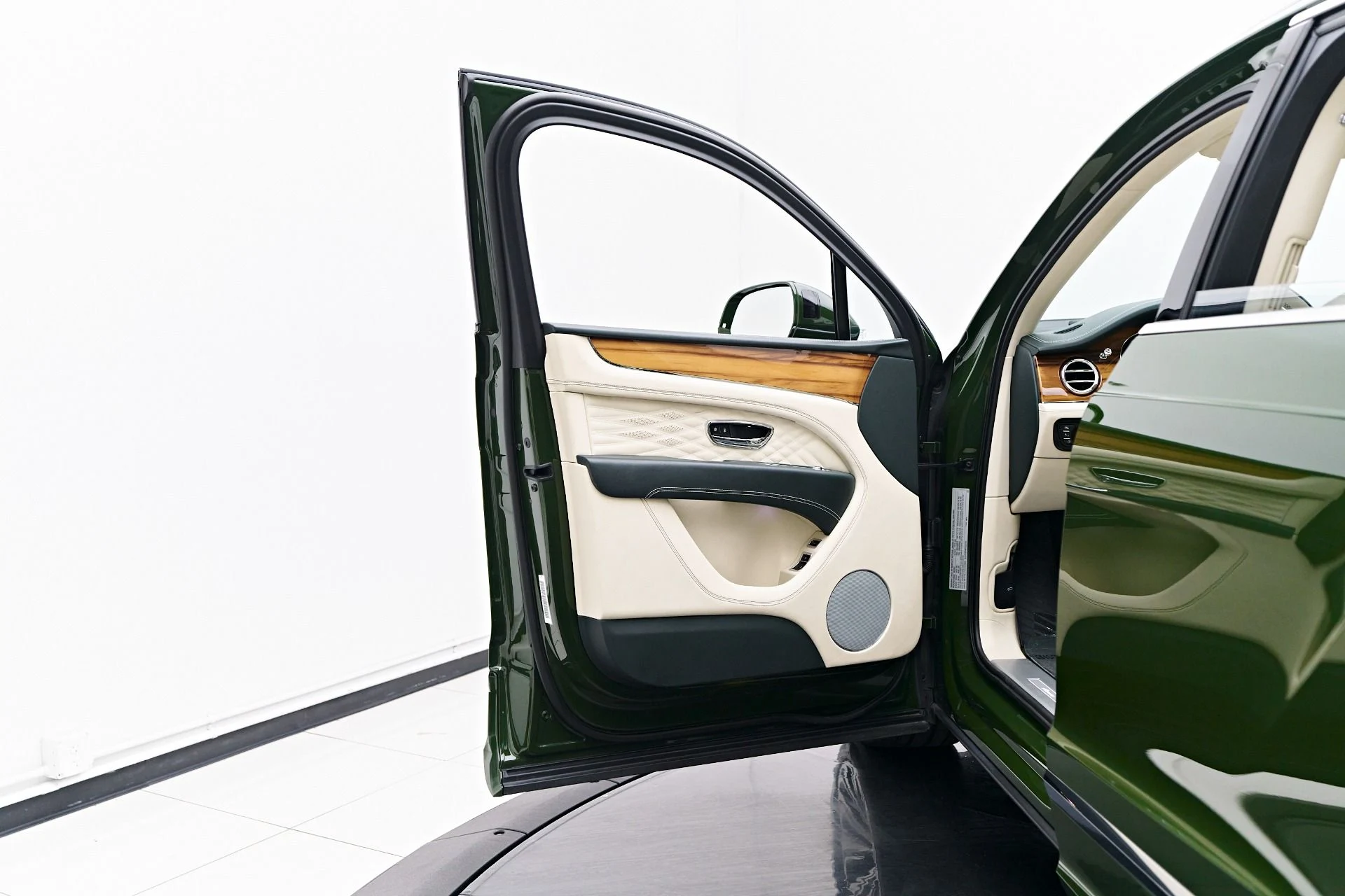mph037_4022355714_Used_2023_Bentley_Bentayga_EWB_1754782437_f14eba00ea