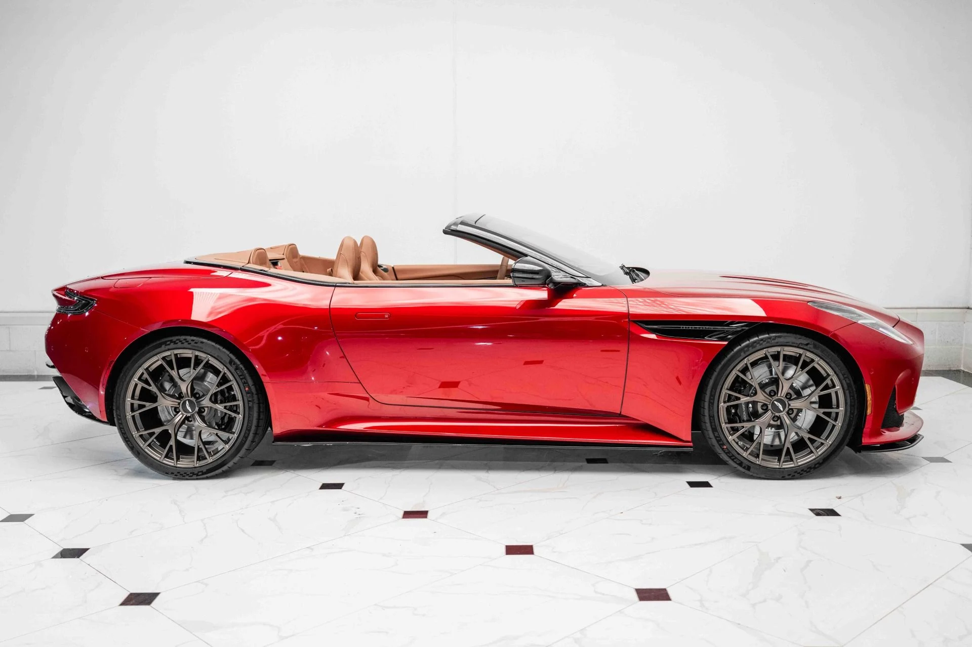 mph037_4035692063_Used_2025_Aston_Martin_DB_12_Volante_1727881023_b2bfdb25a2