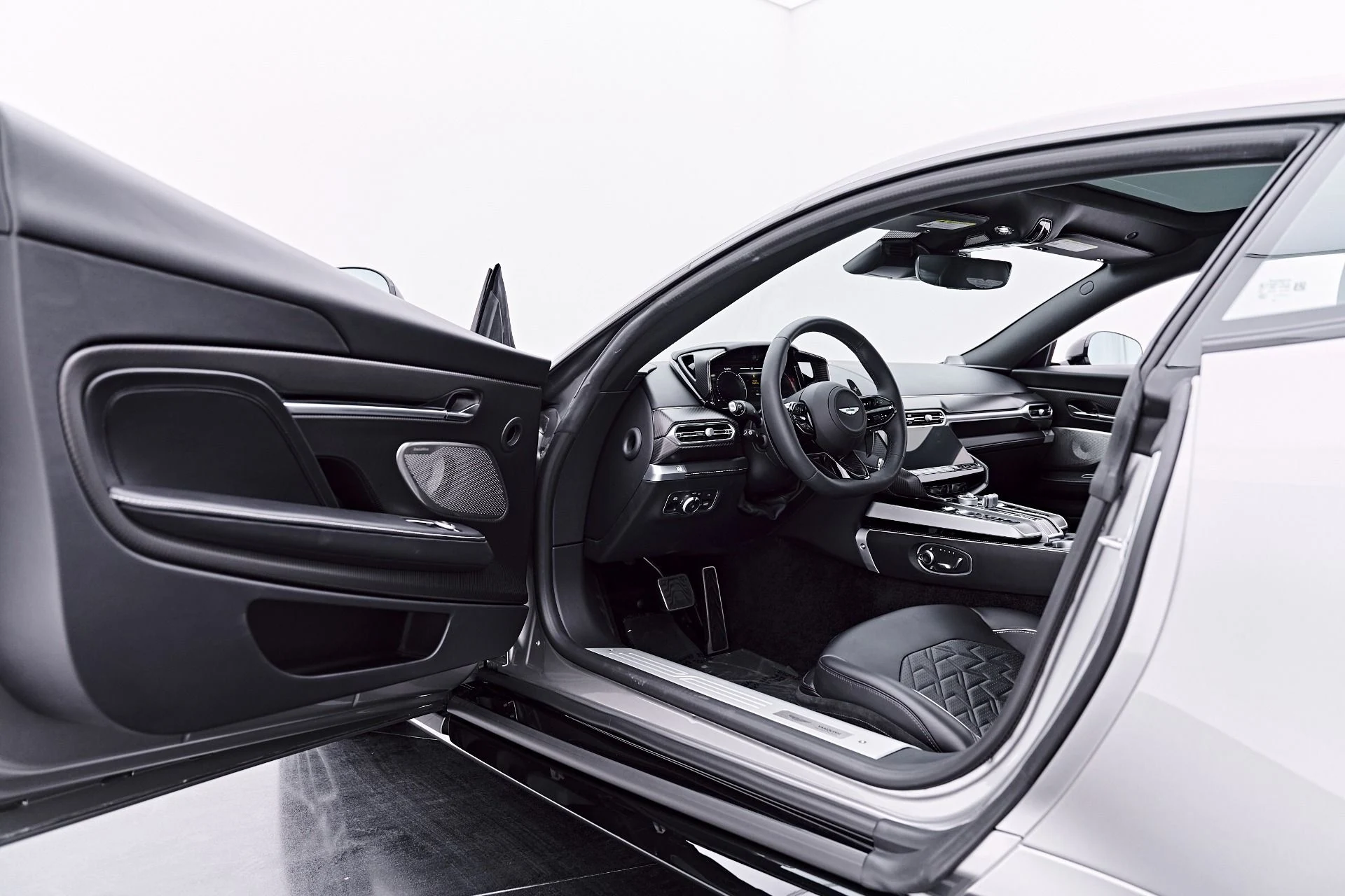 mph037_4049274580_Used_2025_Aston_Martin_Vanquish_V12_1786045829_3f450ba7f7