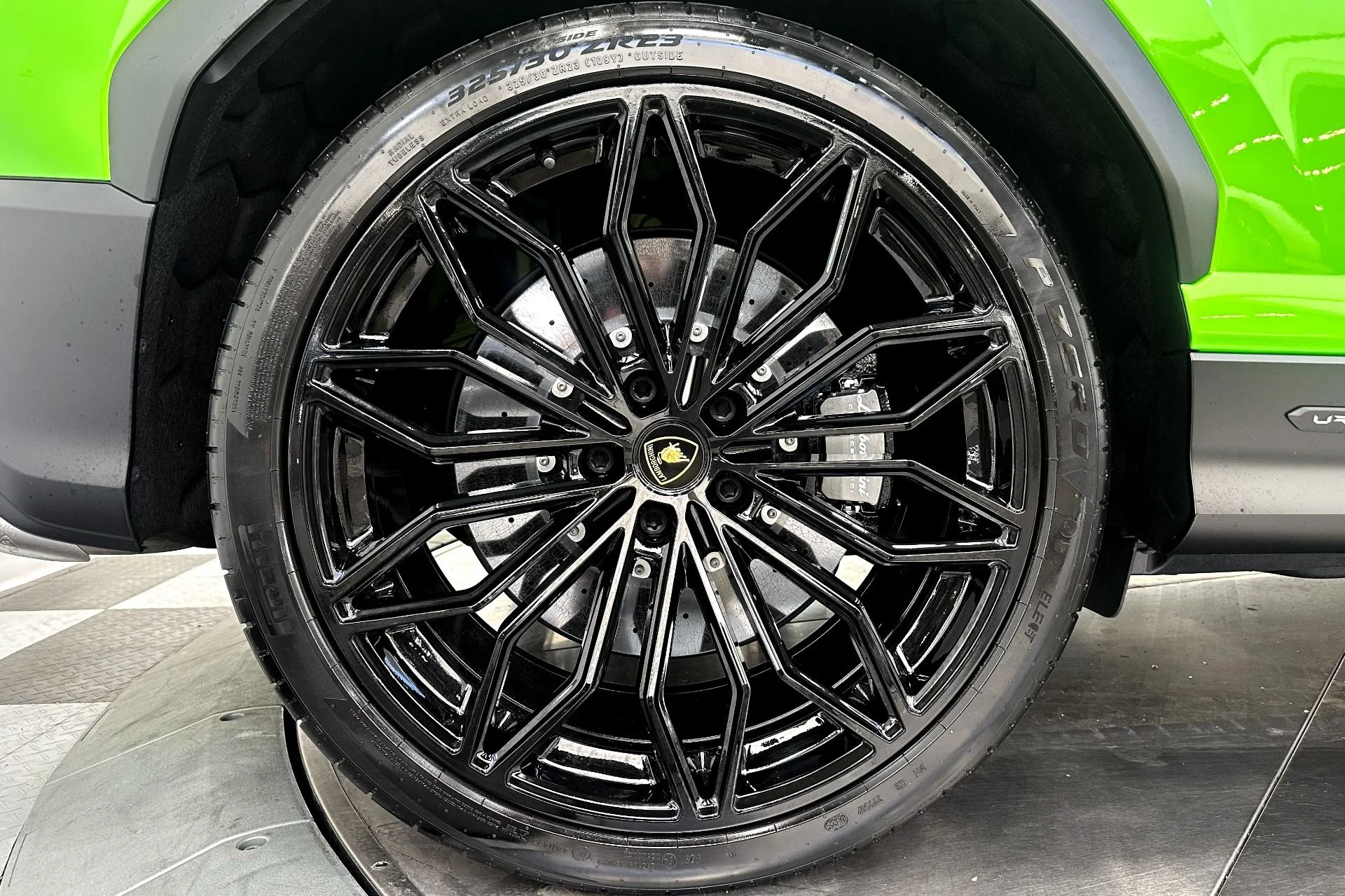 mph037_4096573861_Used_2025_Lamborghini_Urus_SE_Bicolor_Sportive_Interior_870_Miles_789_Horsepower_1772047761_2d4400d1ee