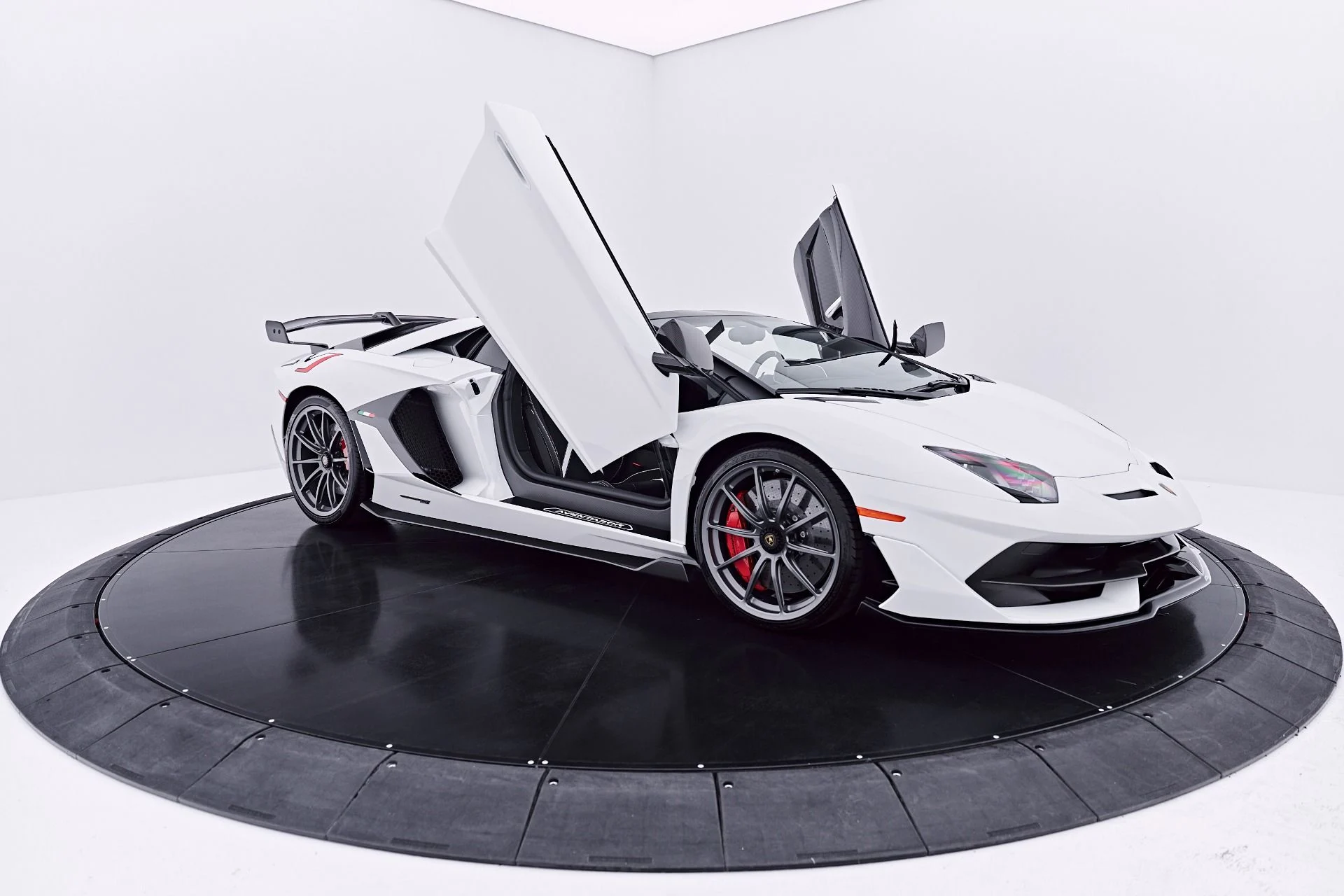 mph037_412001322_Used_2021_Lamborghini_Aventador_SVJ_Base_1784080205_81a09e407f