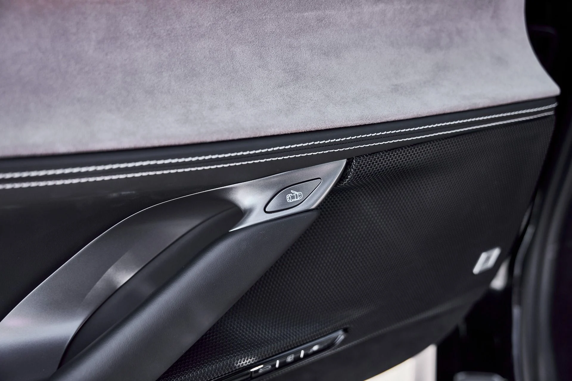 mph037_412285892_Used_2023_Ferrari_SF_90_Stradale_Base_1771034647_bf1c031ba1