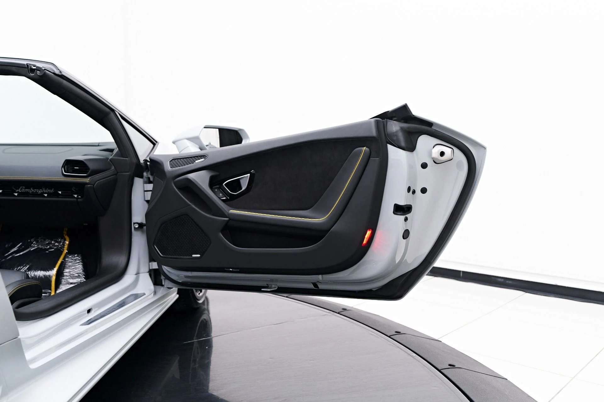 mph037_4126565610_Used_2021_Lamborghini_Huracan_EVO_Base_1754524536_82a0a49078