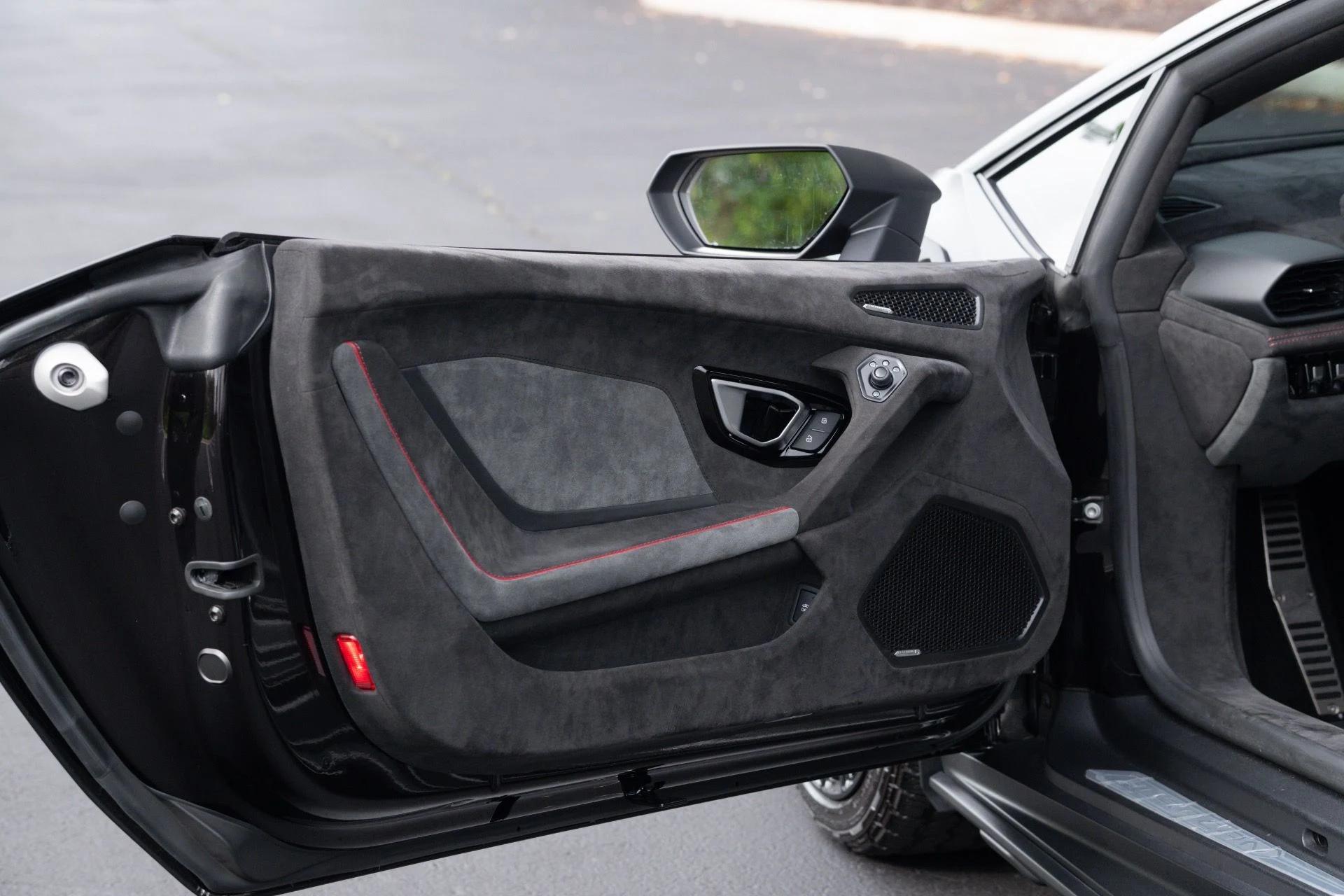 mph037_4153802423_Used_2024_Lamborghini_Huracan_Sterrato_1775279109_7463c2a120