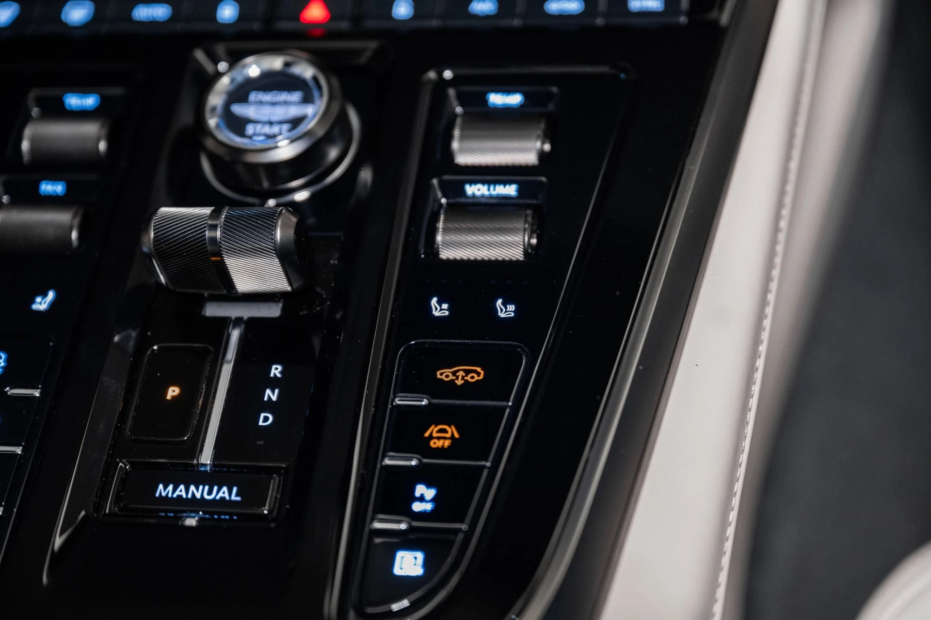 mph037_4163504084_Used_2025_Aston_Martin_DBX_707_1734711759_1d73f35015