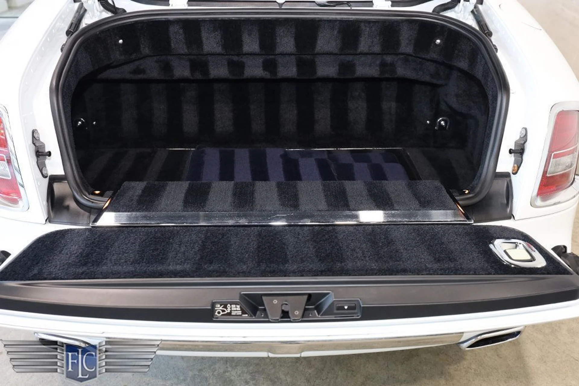 mph037_4173491534_used_2014_rolls_royce_phantom_drophead_coupe_9689_22941725_38_1024_eaa75af8f1