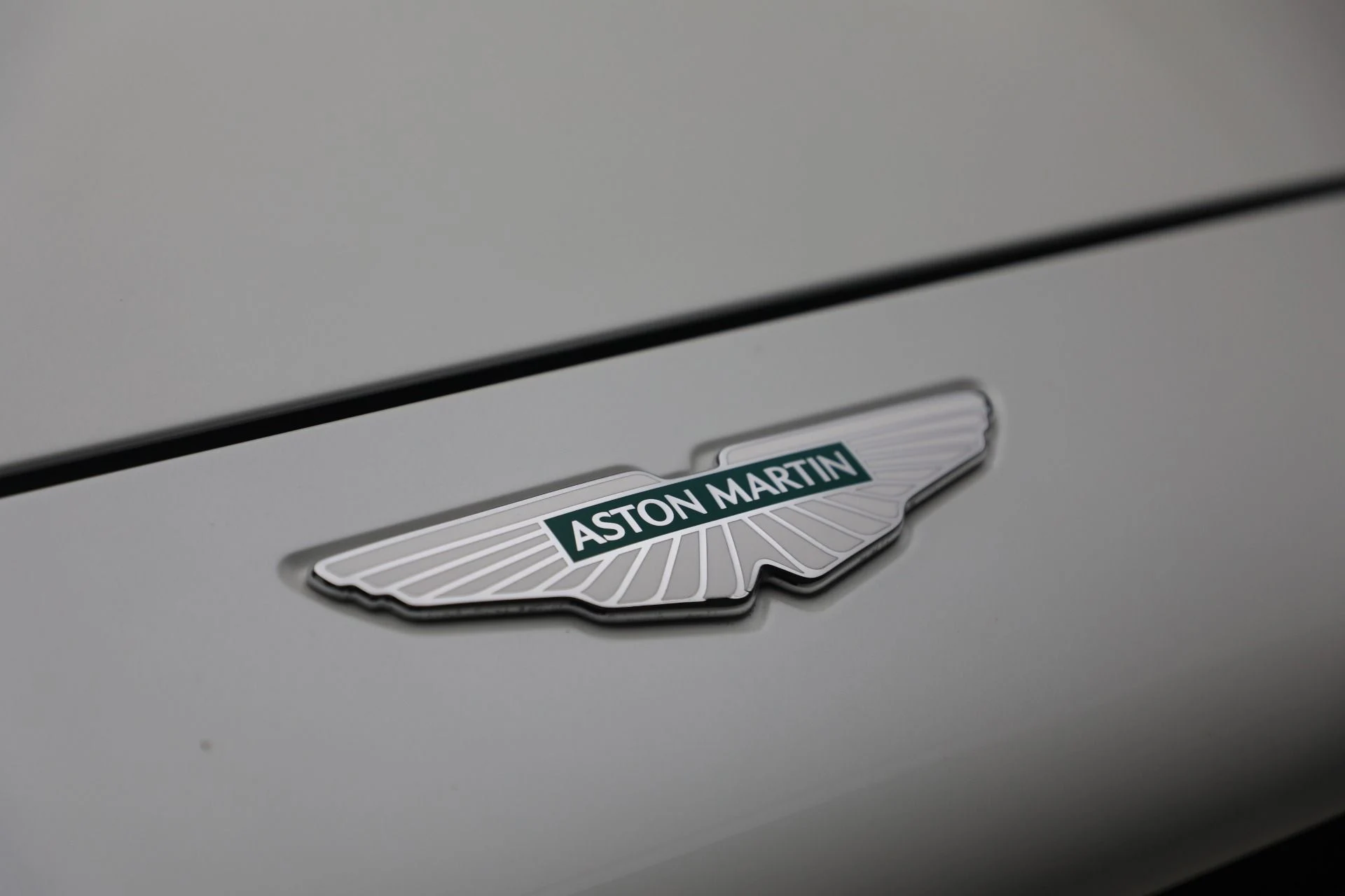 mph037_4211287689_Used_2025_Aston_Martin_DBX_707_1773871461_3b840318db