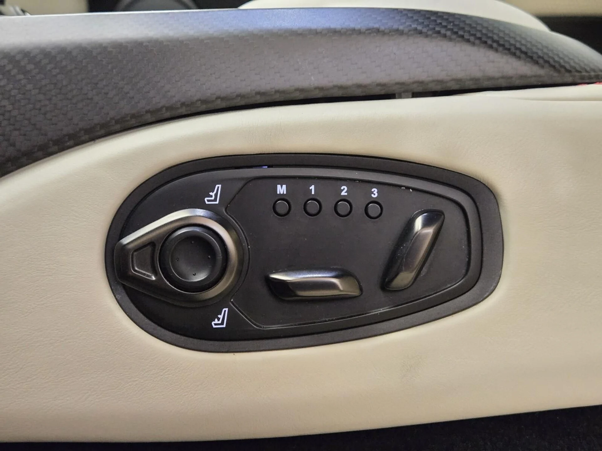 mph037_4214655782_Used_2023_Aston_Martin_Vantage_1784267002_56078fa5e5
