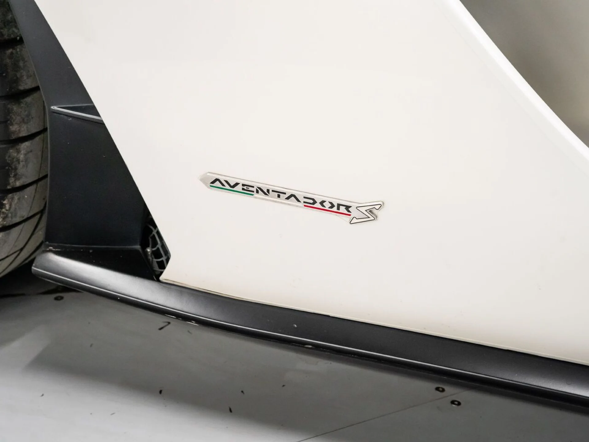 mph037_4223292279_lamborghini_aventador_2017_08db6ae354