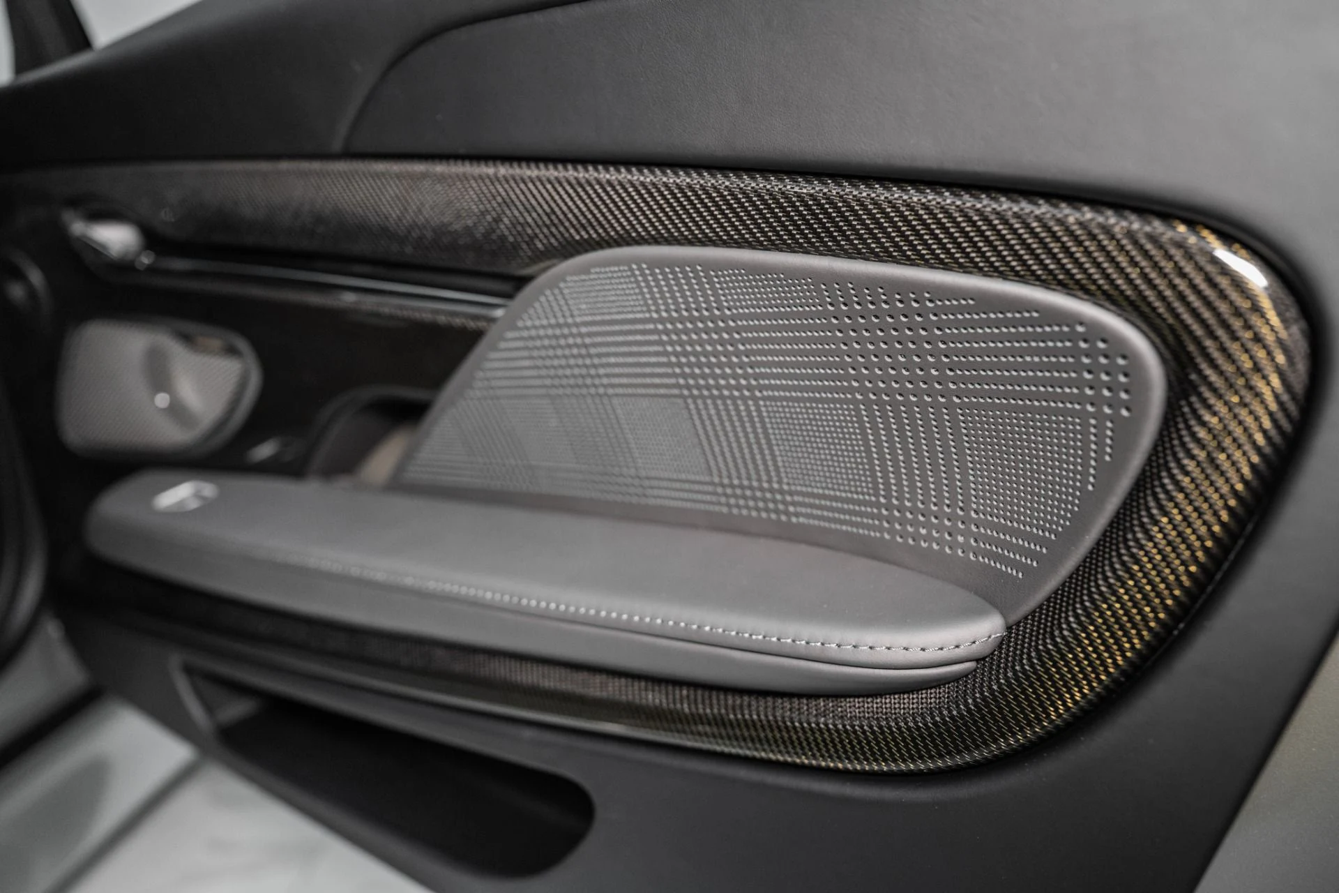 mph037_4233906754_New_2026_Aston_Martin_DB_12_Gold_Finger_V8_1764191230_abba8721c0