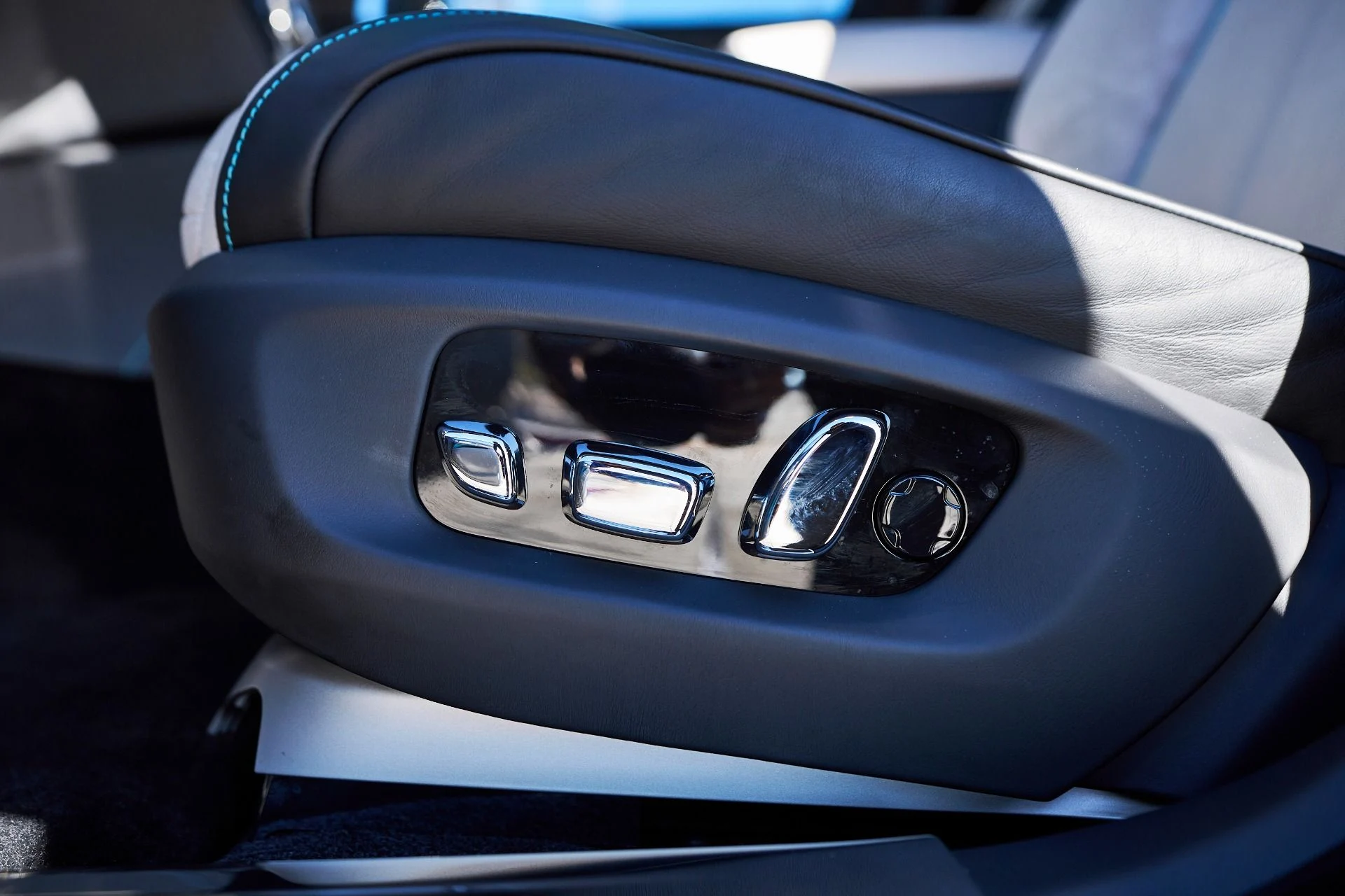 mph037_4242360426_Used_2025_Rolls_Royce_Ghost_Base_1765592206_bbf2115666