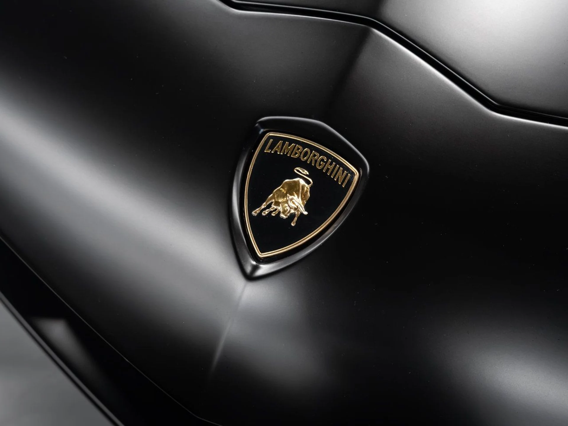 mph037_445010995_lamborghini_aventador_2017_2062fd3191