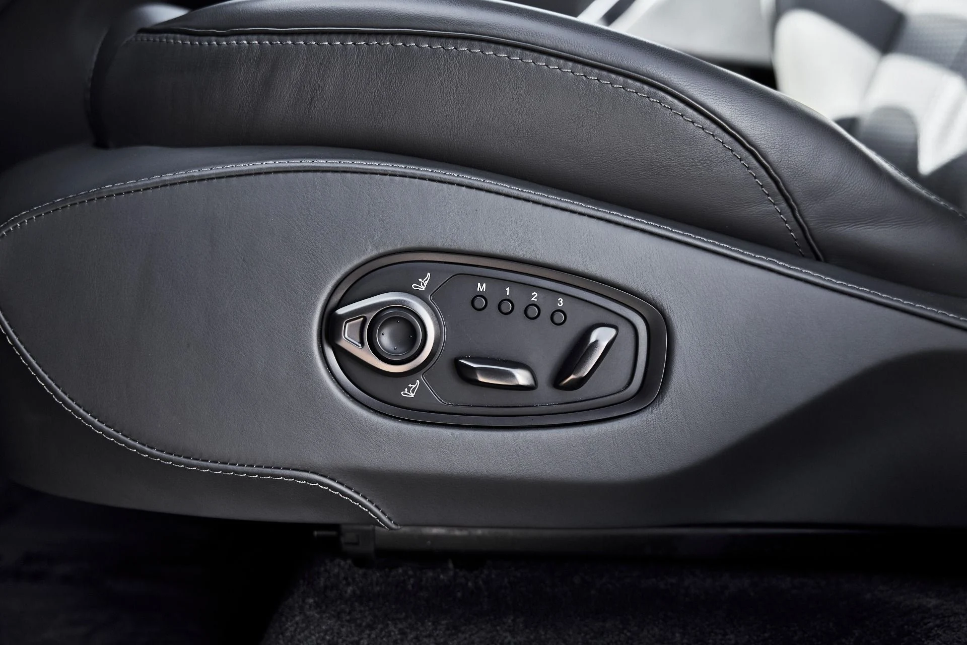 mph037_506841059_Used_2025_Aston_Martin_DBX_707_1778288622_78b41359f9