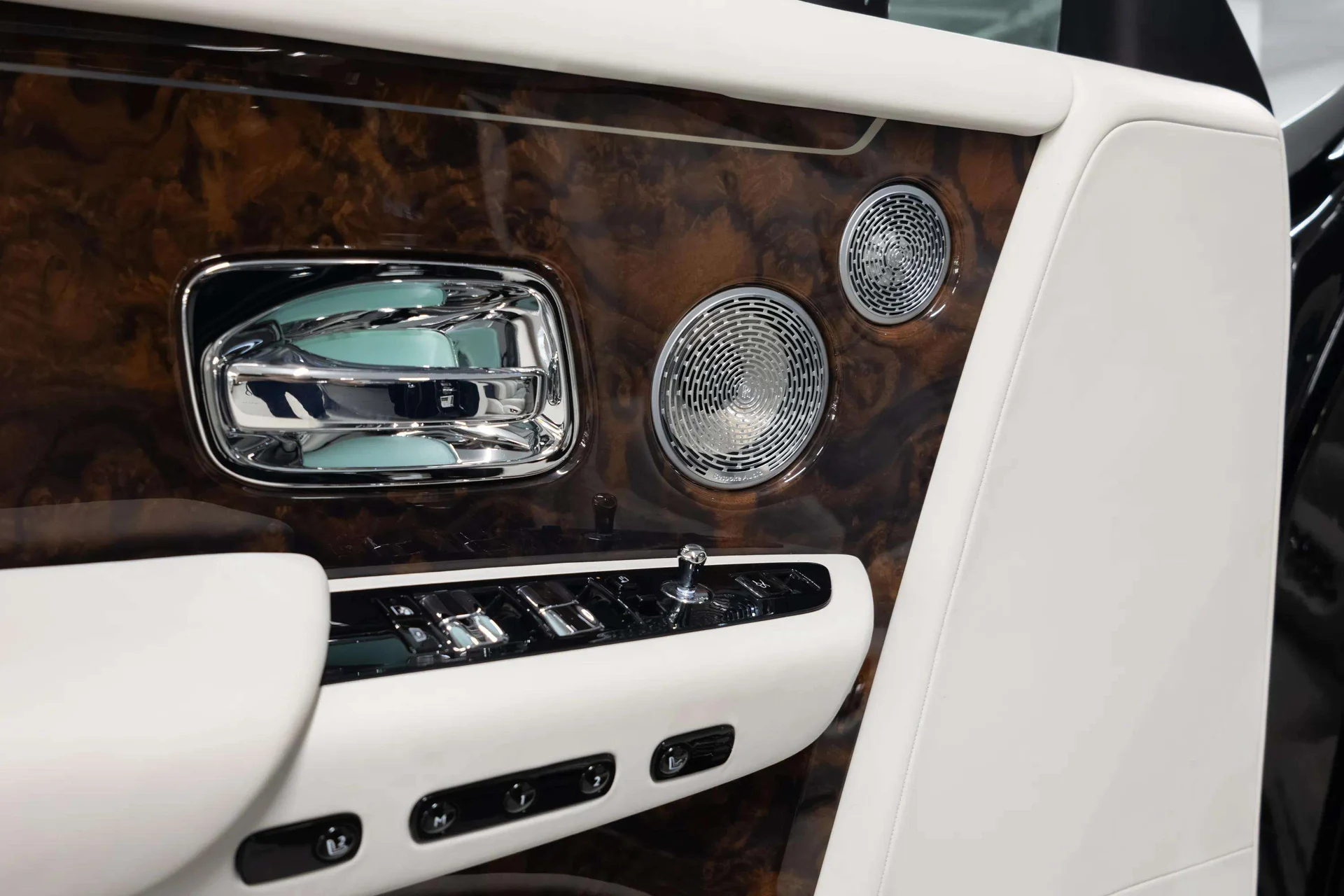 mph037_588218922_e01731b6_ed95_463b_bc21_d6b83e1fe637_202420_Rolls_Royce20_Phantom20_Extended20_Wheelbase2028_SCATT_8_C02_RU_22331429_38_96967fb54c