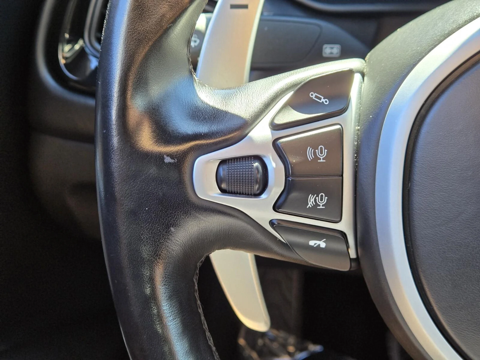 mph037_643775556_Used_2022_Aston_Martin_Vantage_1757574573_f1a0573928